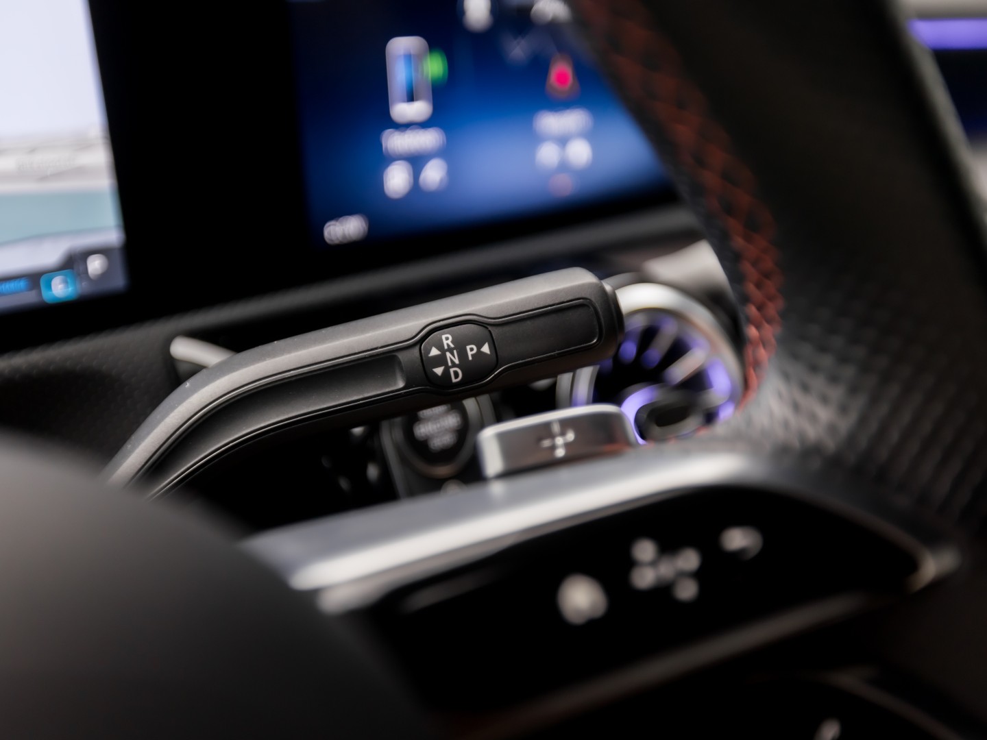 Mercedes-Benz A-Klasse 180 AMG Line Automaat (FABRIEKSGARANTIE, APPLE CARPLAY, GROOT NAVI, SFEERVERLICHTING, CAMERA, KUIPSTOELEN, STOELVERWARMING, GETINT GLAS, NIEUWSTAAT)