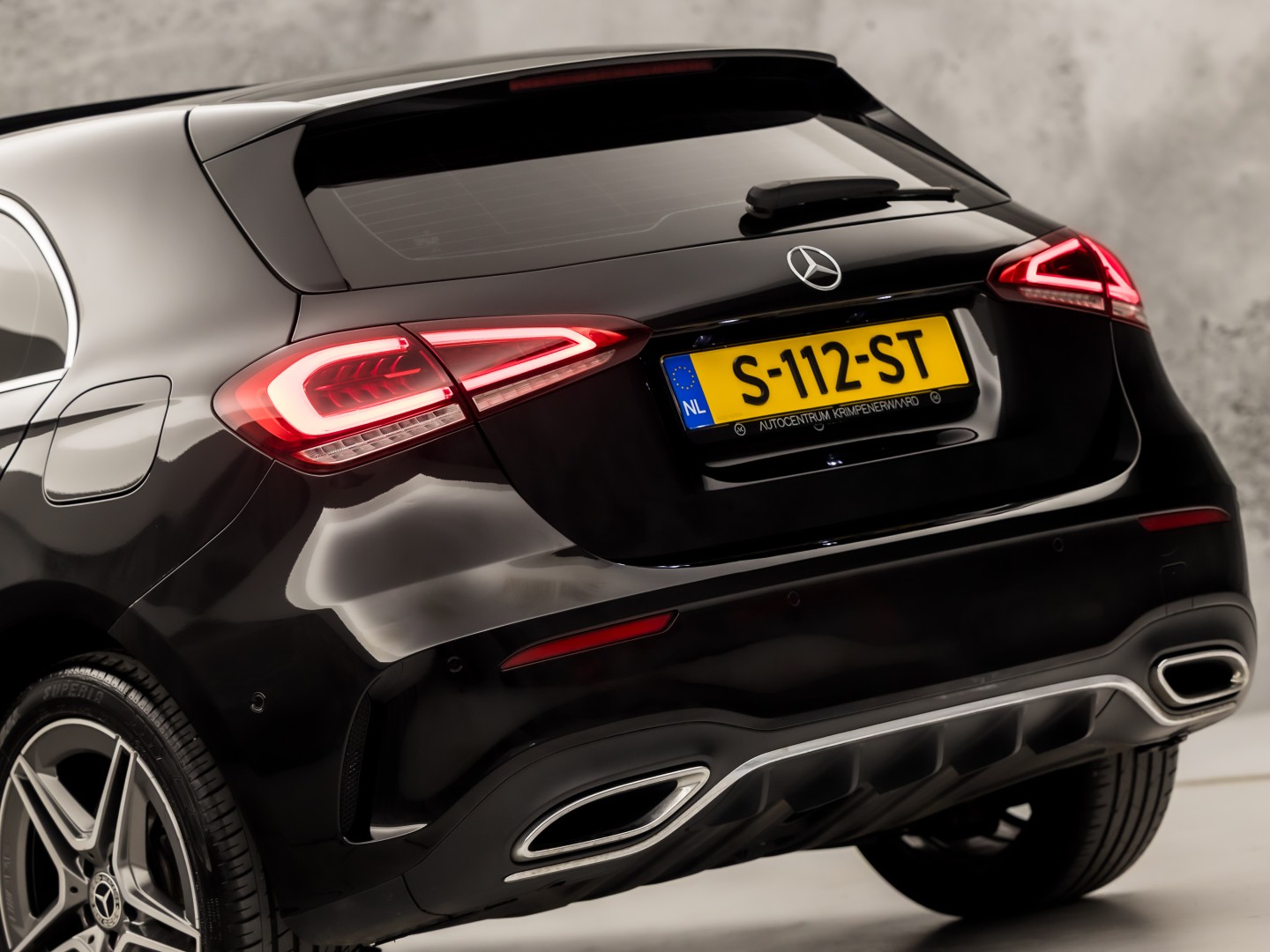 Mercedes-Benz A-Klasse 250 e AMG Sport 218Pk Automaat (PANORAMADAK, GROOT NAVI, SFEERVERLICHTING, CAMERA, GETINT GLAS, SPORTSTOELEN, LEDER/ALCANTARA, STOELVERWARMING, NIEUWSTAAT)