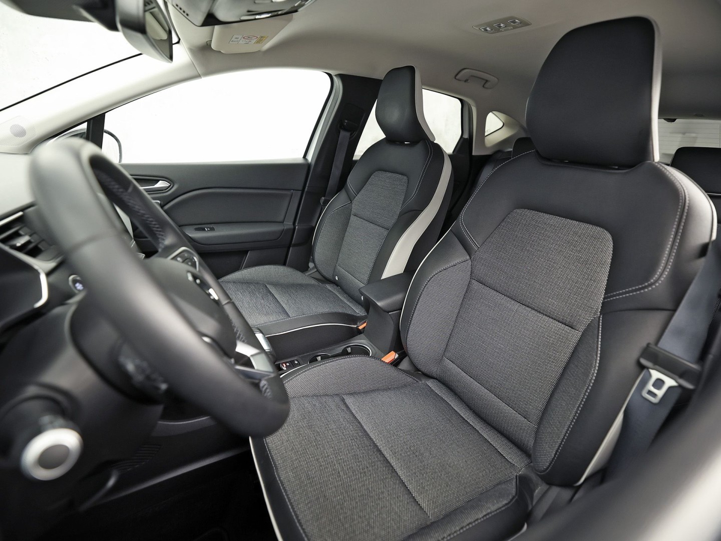 Renault Captur 1.3 TCe 140 Intens Sport 140Pk Automaat (VIRTUAL COCKPIT, APPLE CARPLAY, GROOT NAVI, CAMERA, CLIMATE, SPORTSTOELEN, LEDER, GETINT GLAS, CRUISE, NIEUWSTAAT)
