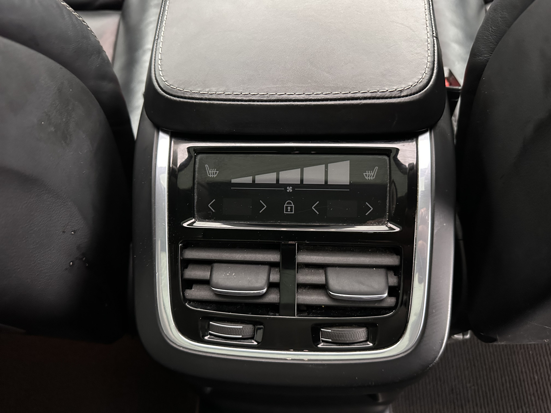 Volvo XC90 2.0 T8 Twin Engine AWD Inscription (7-Pers.) [ Plug-In ] Aut.*PANO | LEATHER | FULL-LED | MEMORY-PACK | DIGI-COCKPIT | HARMAN/KARDON | CAMERA | HEATED-SPORTSEATS | HEAD-UP | LANE-ASSIST | CARPLAY | AIRSUSPENSION | ECC | PDC | CRUISE | TOWBAR |