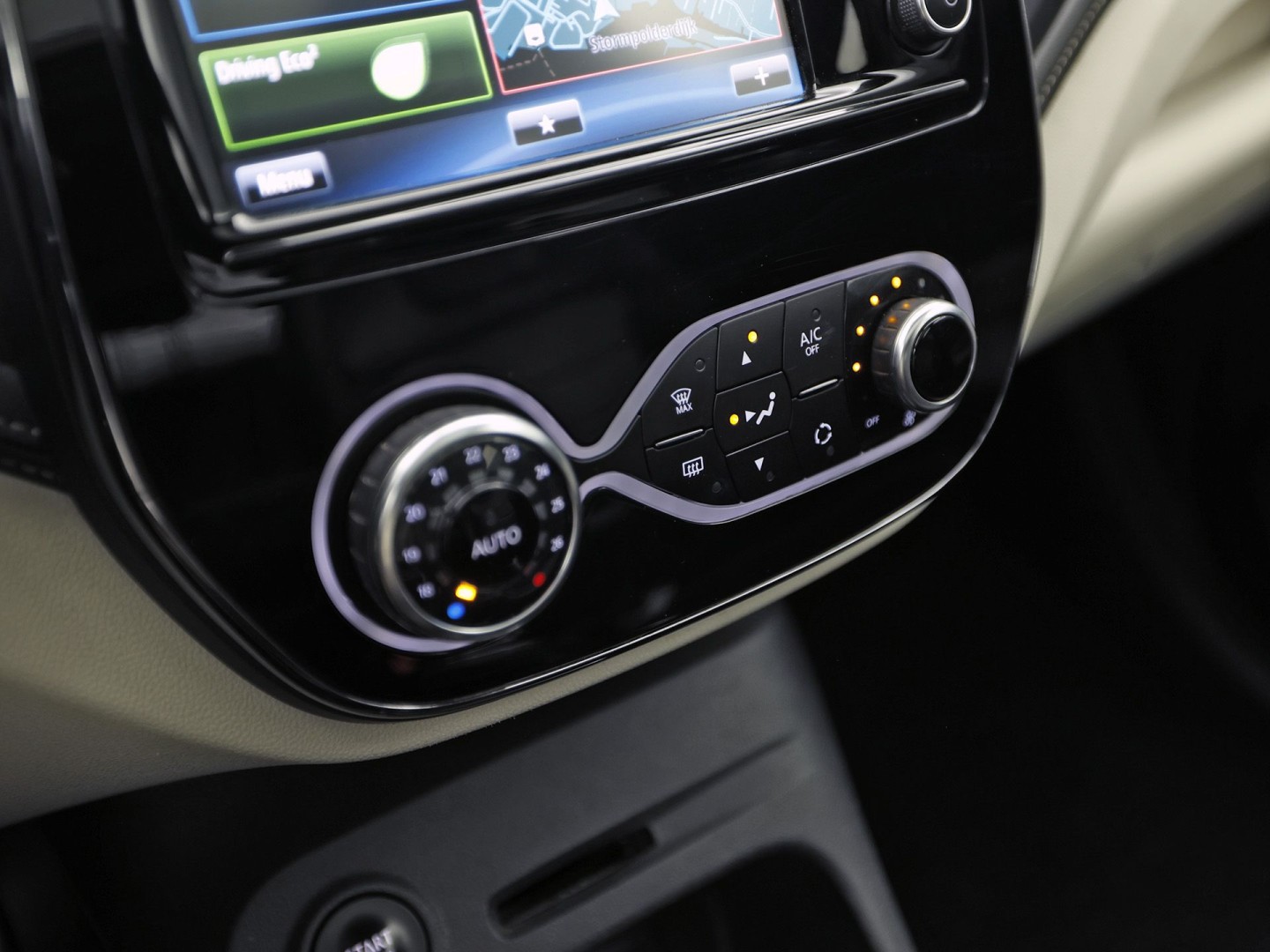 Renault Captur 1.2 TCe Initiale Paris (PANORAMADAK, NAVIGATIE, LEDER, STOELVERWARMING, CLIMATE, CAMERA, SPORTSTOELEN, GETINT GLAS, CRUISE, NIEUWSTAAT)