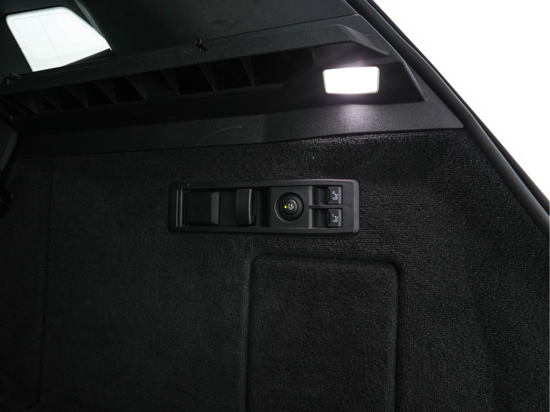 BMW iX xDrive40 High Executive 77 kWh ( 3-Fase ) {SOH-100%} (INCL-BTW) Aut. *PANO | HEAD-UP | HARMAN/KARDON-SURROUND | SOFT-CLOSE | DAB+ | DIGI-COCKPIT | HEATED-COMFORTSEATS | FULL-LED | CARPLAY | TOWBAR | AMBIENT-LIGHT | TOPVIEW | MEMORY-PACK |