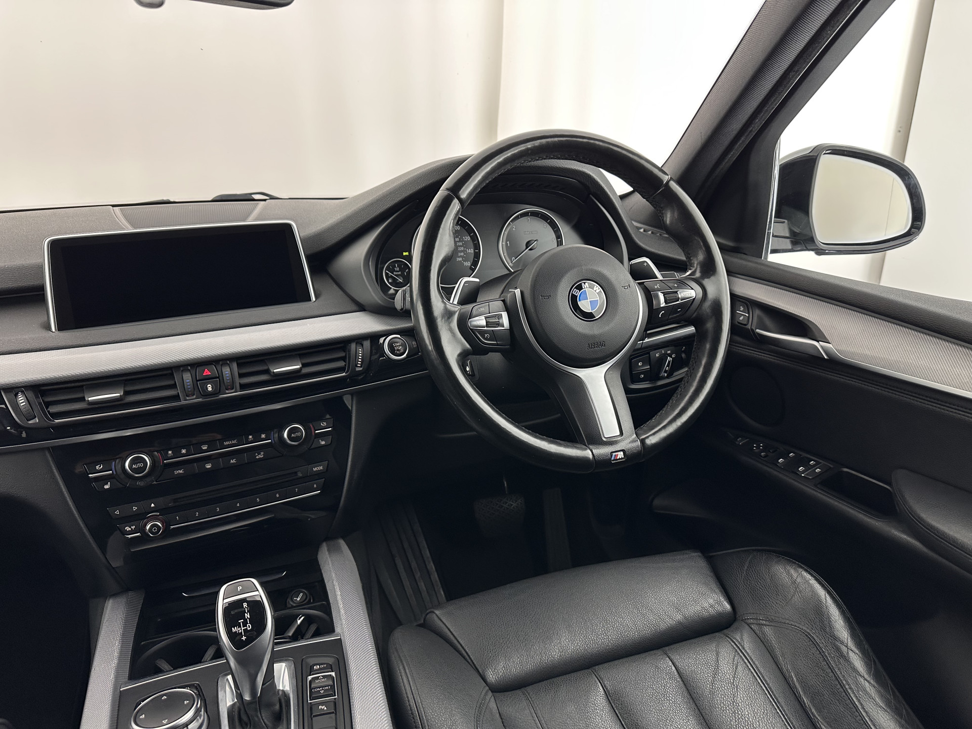 BMW X5 xDrive40d  *Right-Hand-Drive* M-Sportpack High Executive [ 7-Pers. ] Aut. *LEATHER | XENON | MEMORY-PACK | HEATED-SPORTSEATS | NAVI-FULLMAP | SHIFTPADDLES | PRIVACYGLASS | ECC | TOWBAR | PDC | CRUISE | 20''ALU*