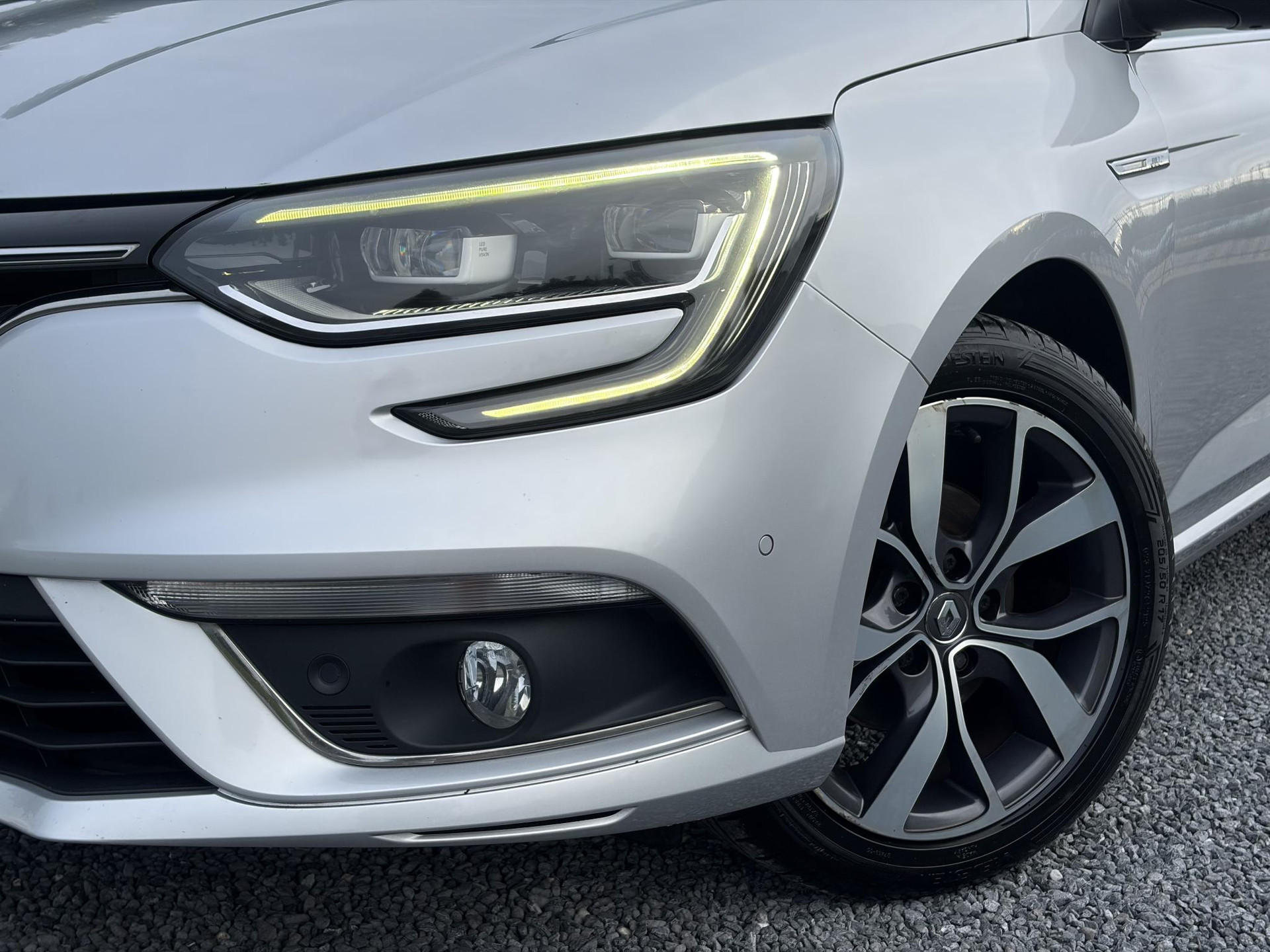 Renault Mégane Estate 1.2 TCe Bose ✓2 Eigenaar✓Pano✓Camera✓Net beurt gehad✓Navi✓Keyless✓Clima✓Cruise✓Leder✓131pk✓Pdc V+A✓6 Bak✓Rijstrooksensor✓Dodehoeksensor✓17'' Lm velgen✓N.A.P✓Apk tot 09-2027