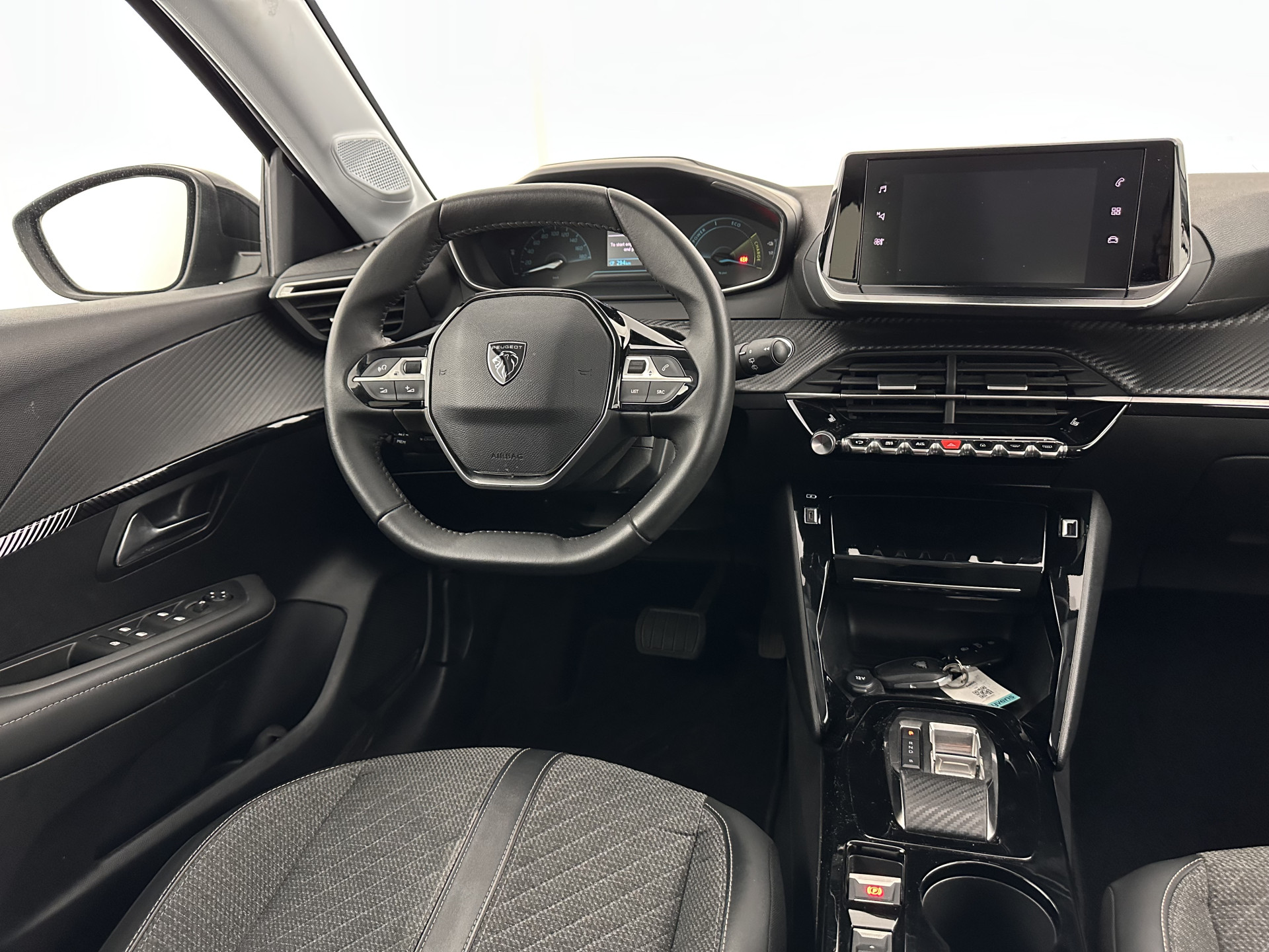 Peugeot e-208 EV Style 50 kWh [3-Fase-11kW] {SOH-96%} (INCL-BTW) Aut. *LEATHER-FABRIC | FULL-LED | HEATED-SPORTSEATS | KEYLESS | PRIVACYGLASS | DAB+ | NAVI-FULLMAP | ECC | PDC | CRUISE | CARBON-INLAY | DIGI-COCKPIT | 16''ALU*