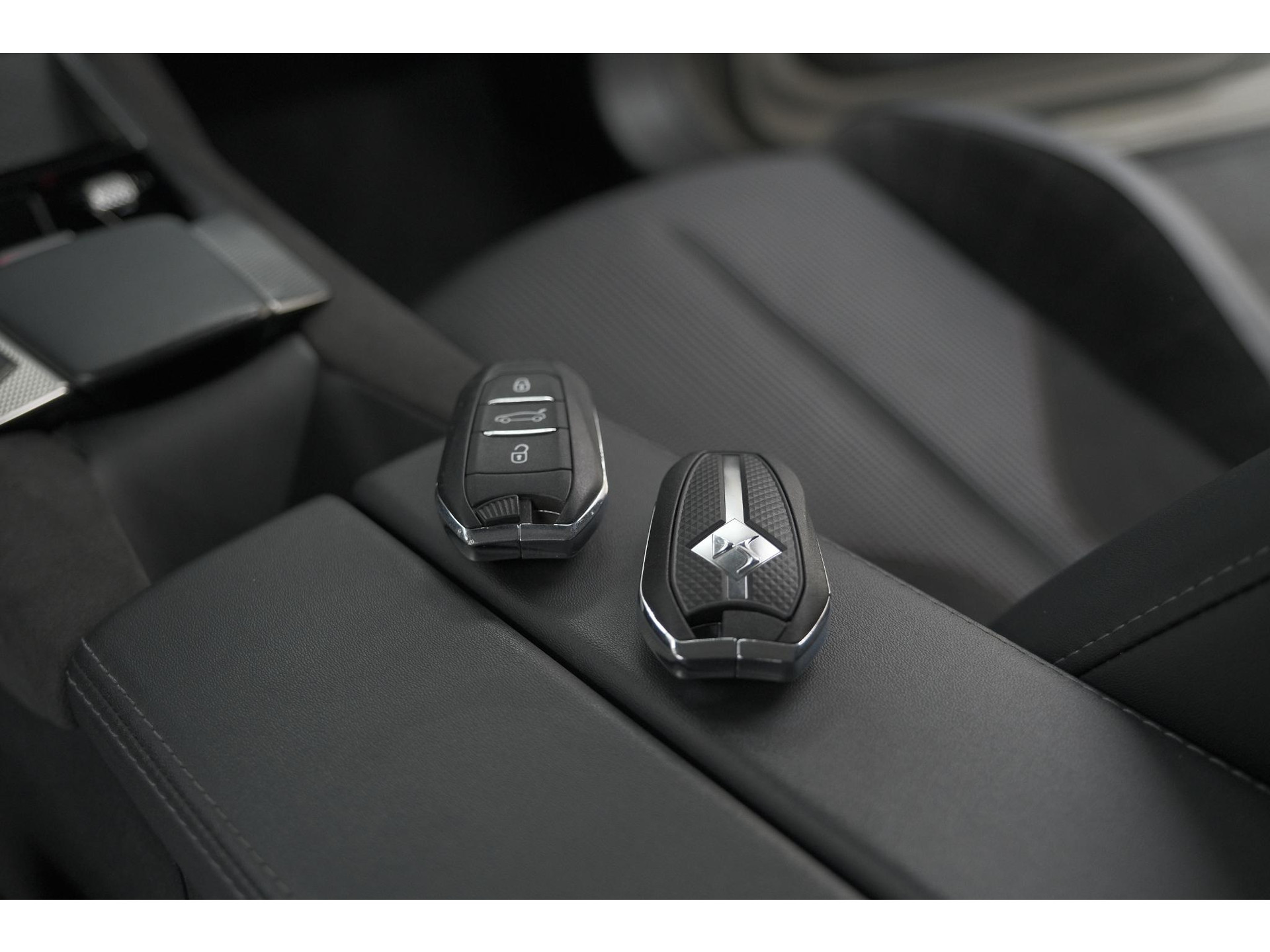 DS 4 PureTech 130 EAT8 Performance Line | Camera | Apple Carplay | Alcantara® bekleding | Parkeersensensoren