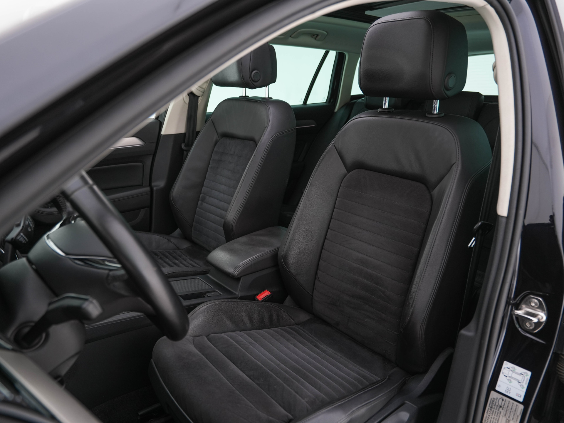 Volkswagen Passat Variant 2.0 BiTDI 4Motion Highline Executive-Pack Aut. *PANO | ADAPTIVE-CRUISE | DIGI-COCKPIT | NAVI-FULLMAP | LEATHER-ALCANTARA | FULL-LED | ERGONOMIC-COMFORT-SEATS | KEYLESS | ECC | PARKPILOT | TOWBAR | 17''ALU*