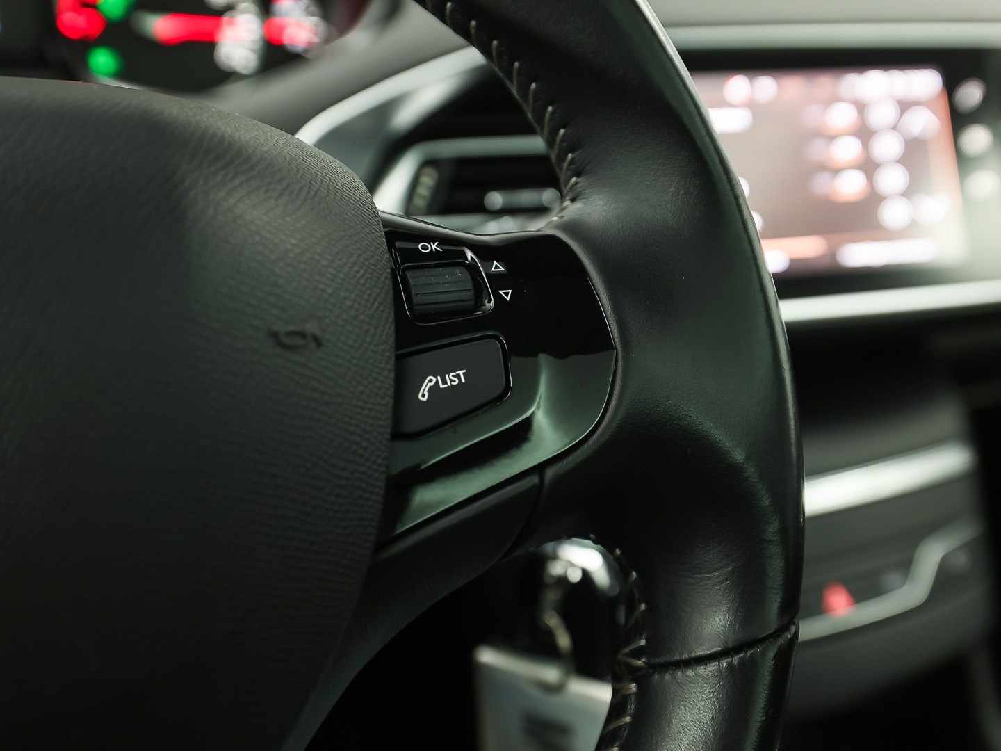 Peugeot 308 SW 1.2 PureTech Sport (PANORAMADAK, APPLE CARPLAY, GROOT NAVI, TREKHAAK, GETINT GLAS, SPORTSTOELEN, PARKEERSENSOREN, CRUISE, NIEUWSTAAT)