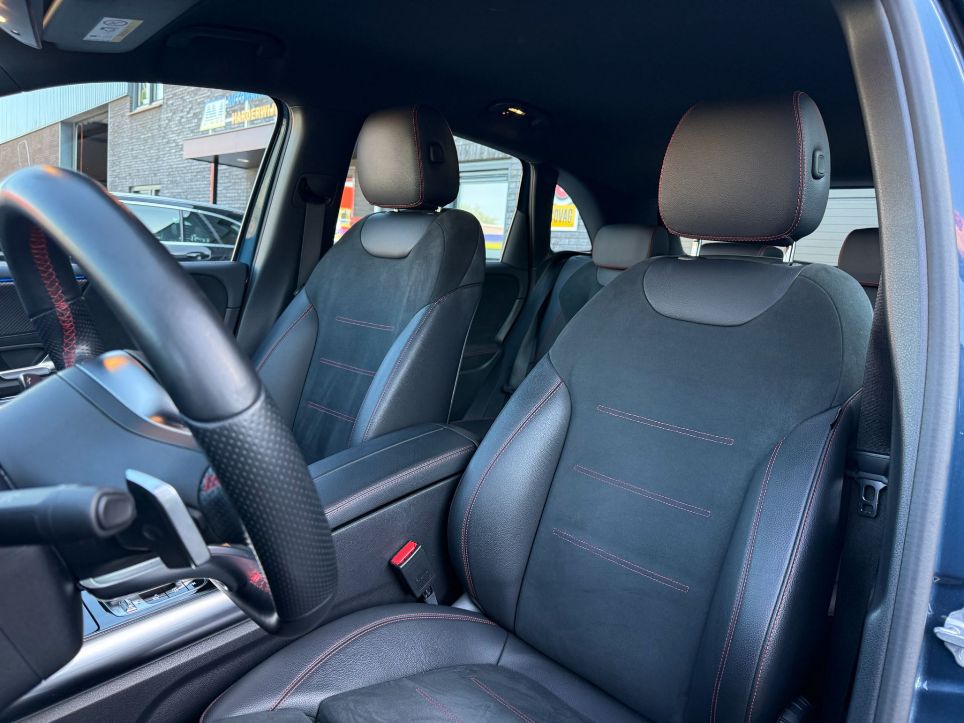 Mercedes-Benz B-klasse 180 Business Solution AMG | 3/6/12MND GARANTIE | AUTOMAAT | LED | CRUISE | CARPLAY | DAB | AIRCO | STOELVERWM. |