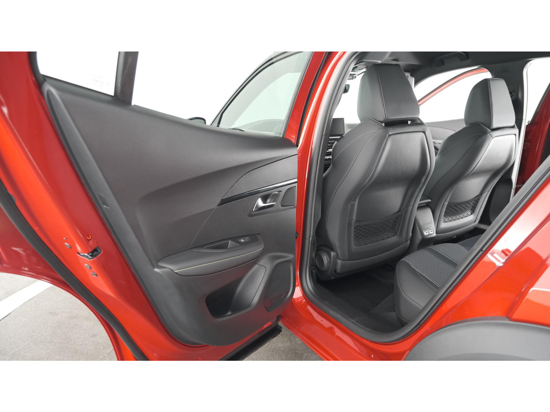 Peugeot 2008 PureTech 130 GT | Camera | Dodehoekdetectie | Navigatie | Parkeersensoren | Stoelverwarming