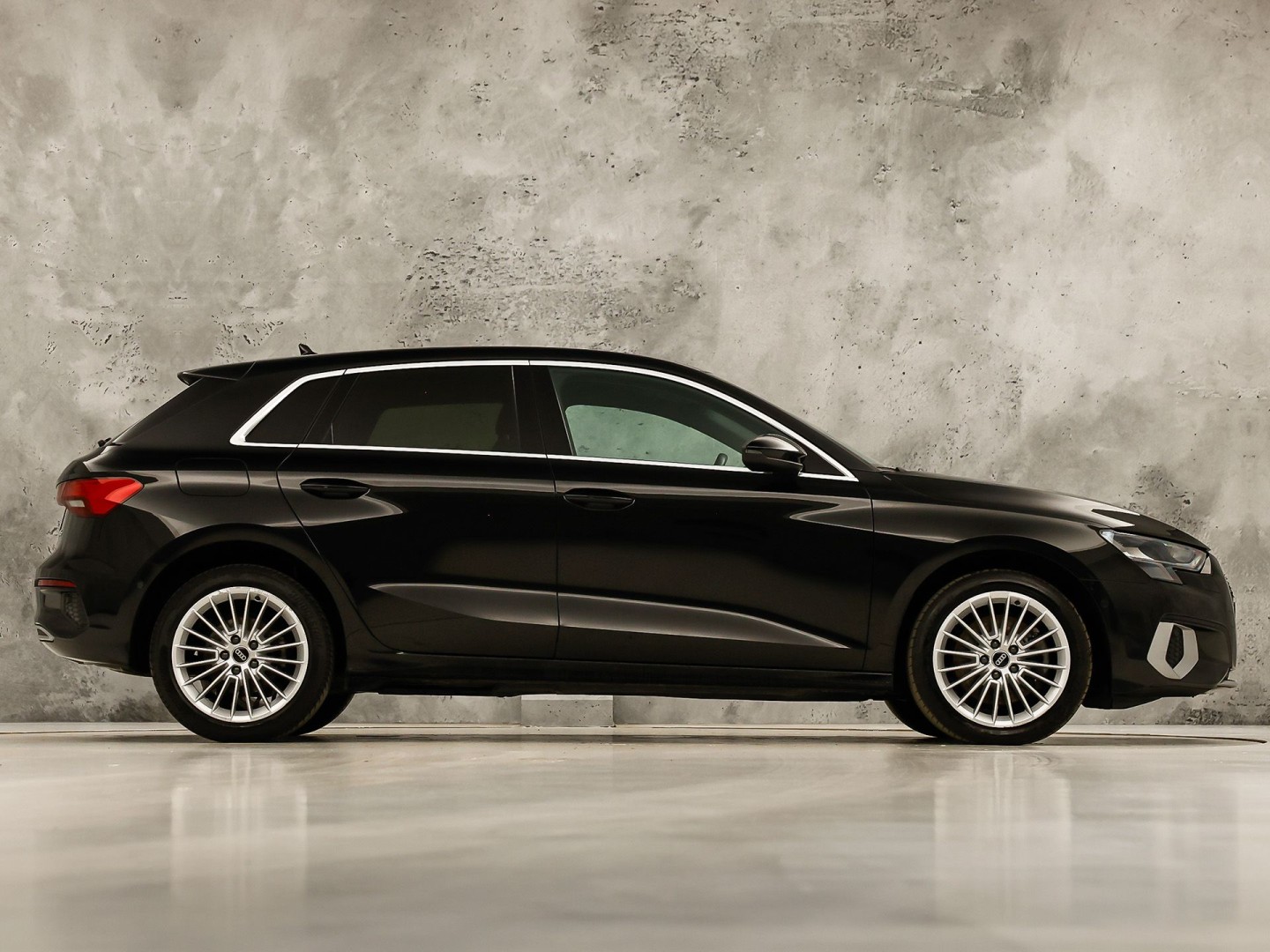 Audi A3 Sportback 40 TFSI e Sport 204Pk Automaat (APPLE CARPLAY, GROOT NAVI, LEDER, STOELVERWARMING, SPORTSTOELEN, ADAPTIVE CRUISE, GETINT GLAS, NIEUWSTAAT)