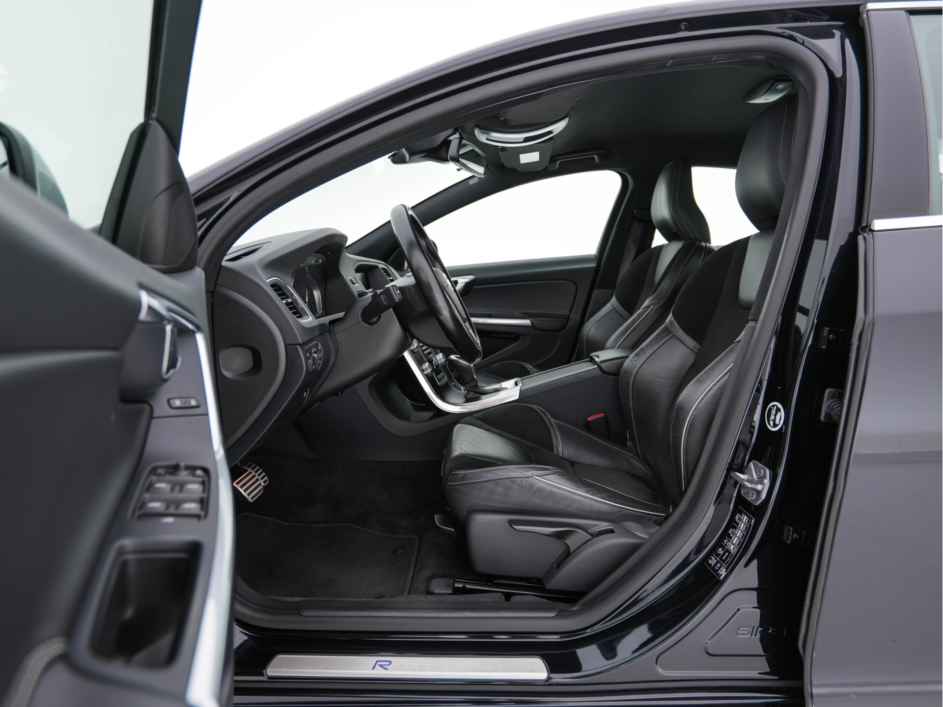 Volvo S60 1.6 T3 R-Design Summum Aut. *LEATHER-MICROFIBRE | NAVI-FULLMAP | SPORT-SEATS | ECC | PDC | CRUISE | 18''ALU*