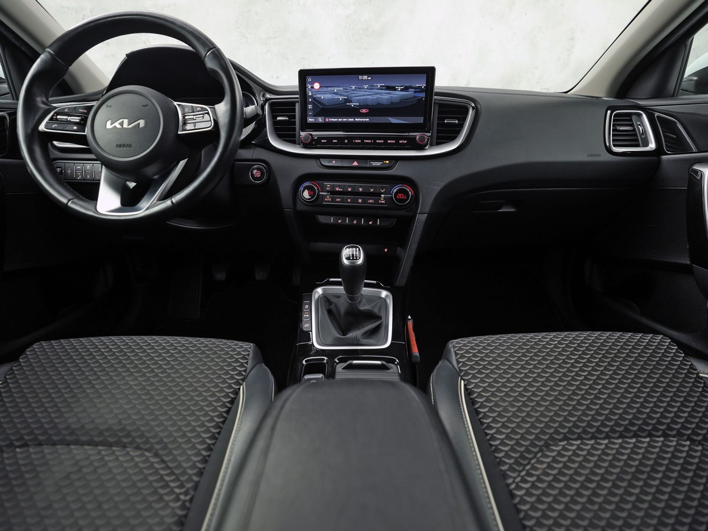 Kia Ceed 1.0 T-GDi DynamicPlusLine (APPLE CARPLAY, GROOT NAVI, STUUR/STOELVERWARMING, CAMERA, SPORTSTOELEN, TREKHAAK, GETINT GLAS, KEYLESS, NIEUWSTAAT)