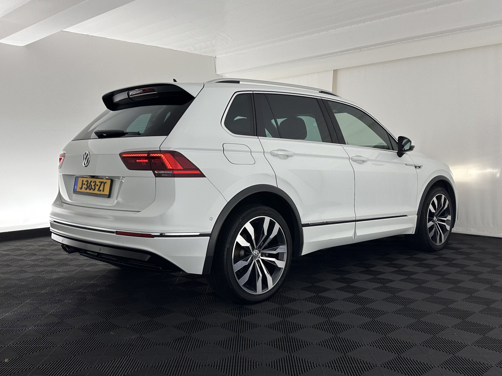 Volkswagen Tiguan 2.0 TSI 4Motion R-Line Highline Aut. *ADAPTIVE-CRUISE | LEATHER-MICROFIBRE | FULL-LED | NAVI-FULLMAP | HEATED-SPORTSEATS | CAMERA | SHIFTPADDLES | PRIVACYGLASS | CARPLAY | ECC | PDC | 20''ALU*