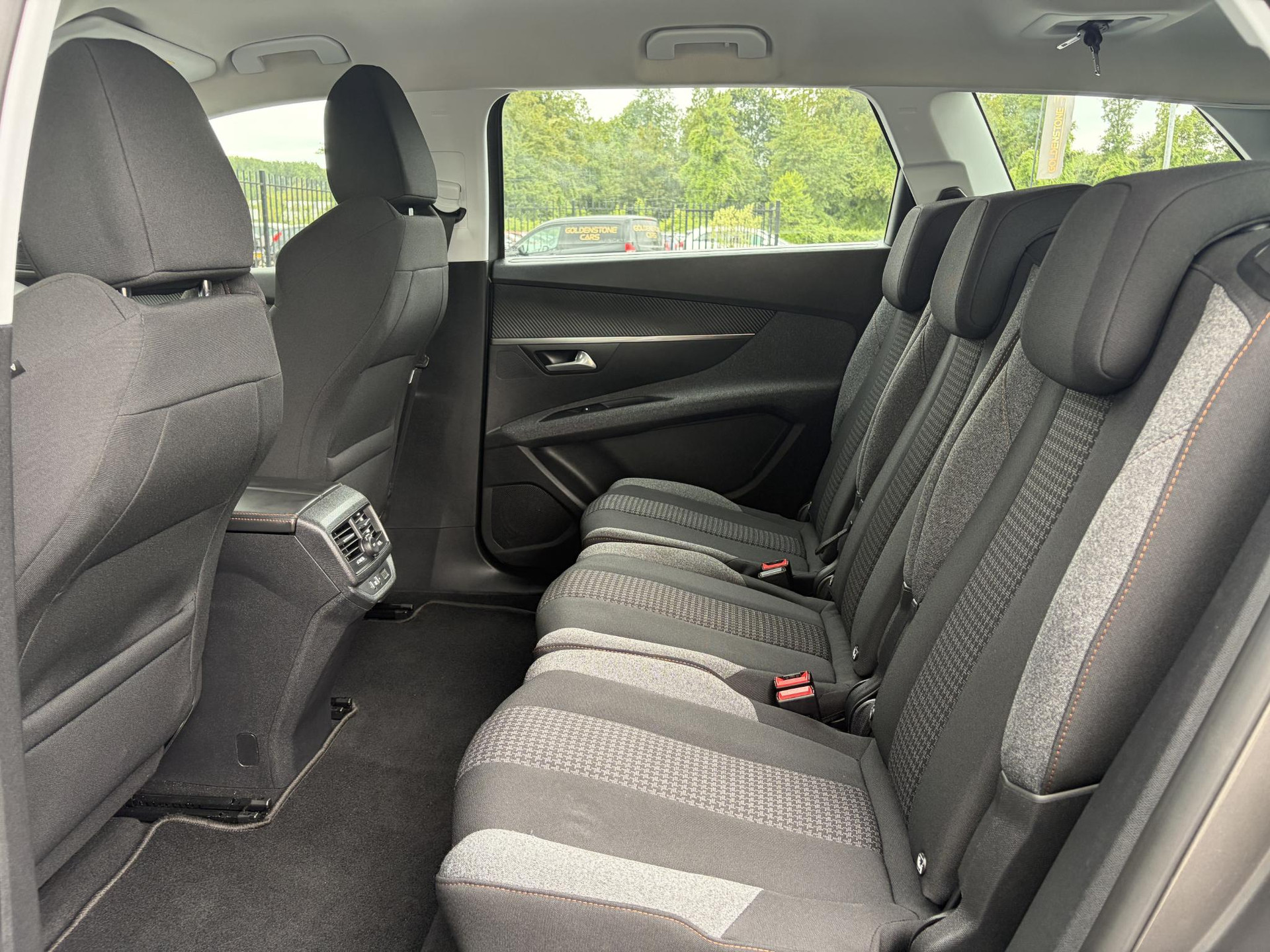 Peugeot 5008 1.2 PureTech Active 1e Eigenaar,D-riem 12-2023,Trekhaak,7 Persoons,6 Bak,Carplay,Clima,Cruise,131pk,Pdc,Dealer Onderhouden,N.A.P,Apk tot 05-2027