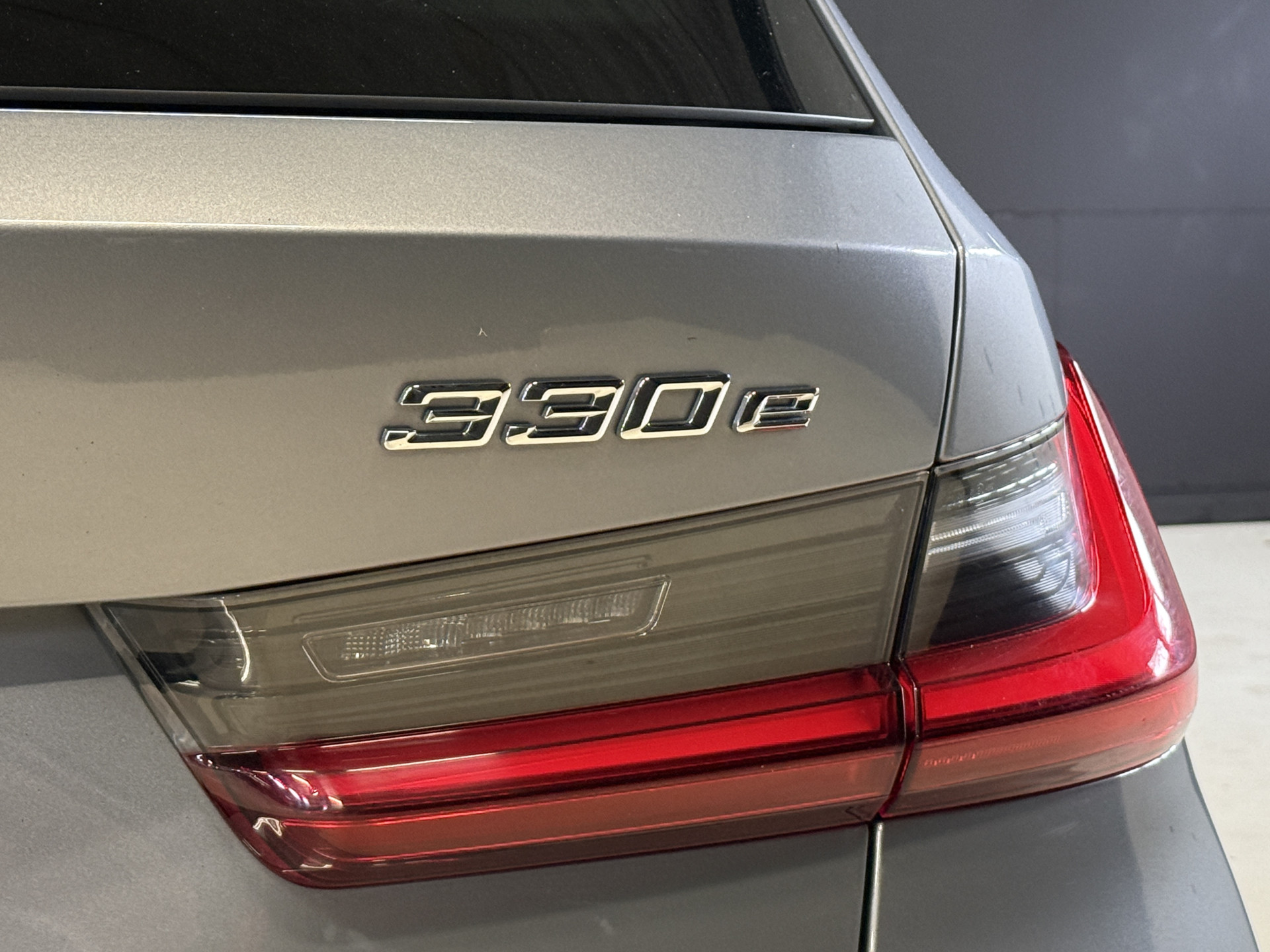 BMW 3-serie Touring 330e | M-Sport | Facelift | Lederen sportstoelen | Harman/Kardon | Sfeerverlichting | Full LED