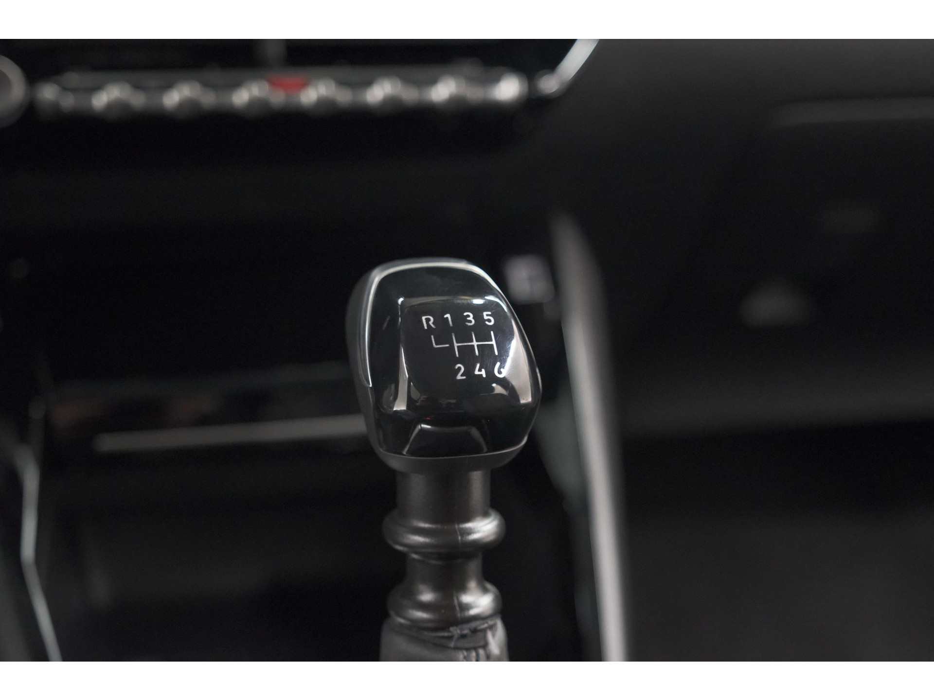 Peugeot 208 PureTech 100 Allure | Gris Selenium | Apple Carplay | Parkeersensoren | Climate Control