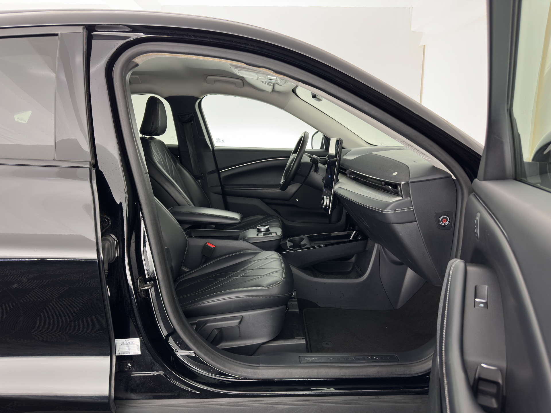 Ford Mustang Mach-E RWD 75 kWh (3-Fase) (INCL-BTW) Aut. *LEATHER | FULL-LED | DAB | DIGI-COCKPIT | KEYLESS | NAVI-FULLMAP | CARPLAY | HEATED-COMFORTSEATS | TOPVIEW | ADAPTIVE-CRUISE | PRIVACY-GLASS | 18'' ALU*