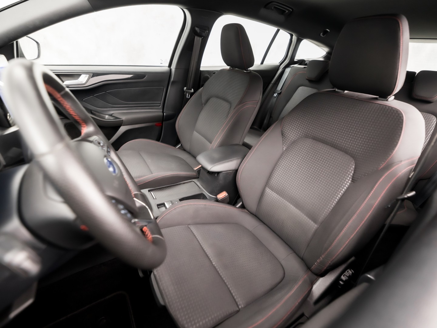 Ford Focus Wagon 1.0 EcoBoost ST Line Sport 125PK (APPLE CARPLAY, GROOT NAVI, STUUR/STOELVERWARMING, GETINT GLAS, CAMERA, ADAPTIVE CRUISE, SPORTSTOELEN, KEYLESS, LANE ASSIST, NIEUWSTAAT)