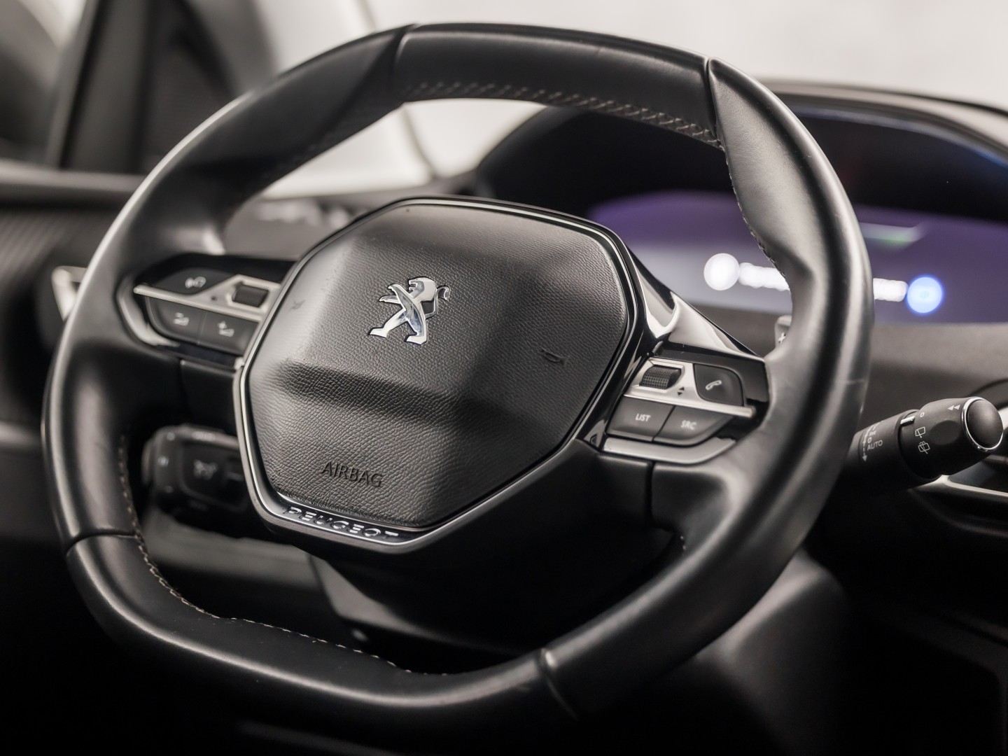 Peugeot 3008 1.6 HYbrid 225 Allure Sport 225Pk Automaat (APPLE CARPLAY, GROOT NAVI, 360 CAMERA, LEDER, KEYLESS, SPORTSTOELEN, GETINT GLAS, LANE ASSIST, NIEUWSTAAT)