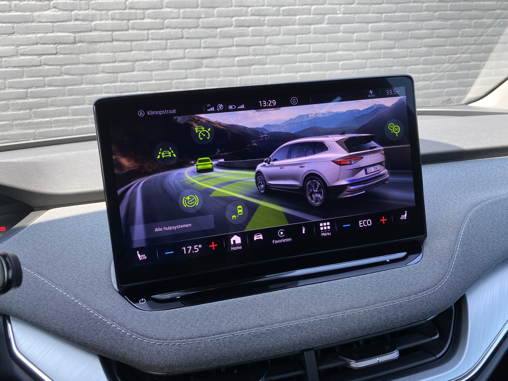 ŠKODA Enyaq iV 60 | 1e eigenaar | dealer onderhouden | navigatie | trekhaak | camera | stoelverwarming | apple carplay