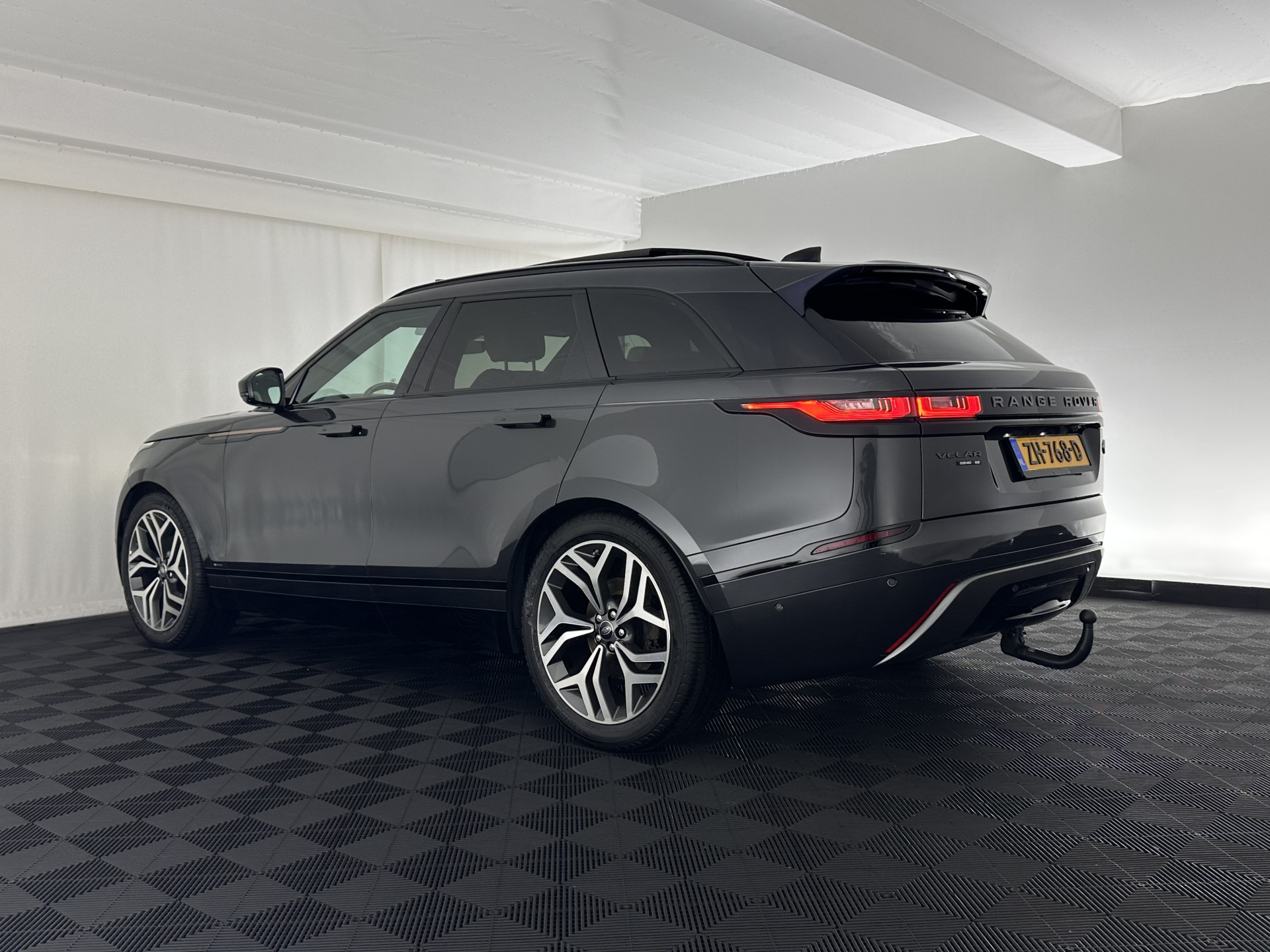 Land Rover Range Rover Velar 2.0 I4 AWD R-Dynamic HSE Aut. *PANO | LEATHER | FULL-LED | MEMORY-PACK | BLINDSPOT | MERIDIAN-SURROUND | DIGI-COCKPIT | CAMERA | KEYLESS | HEATED-COMFORTSEATS | PRIVACYGLASS | SHIFTPADDLES | HEAD-UP | 21"ALU*