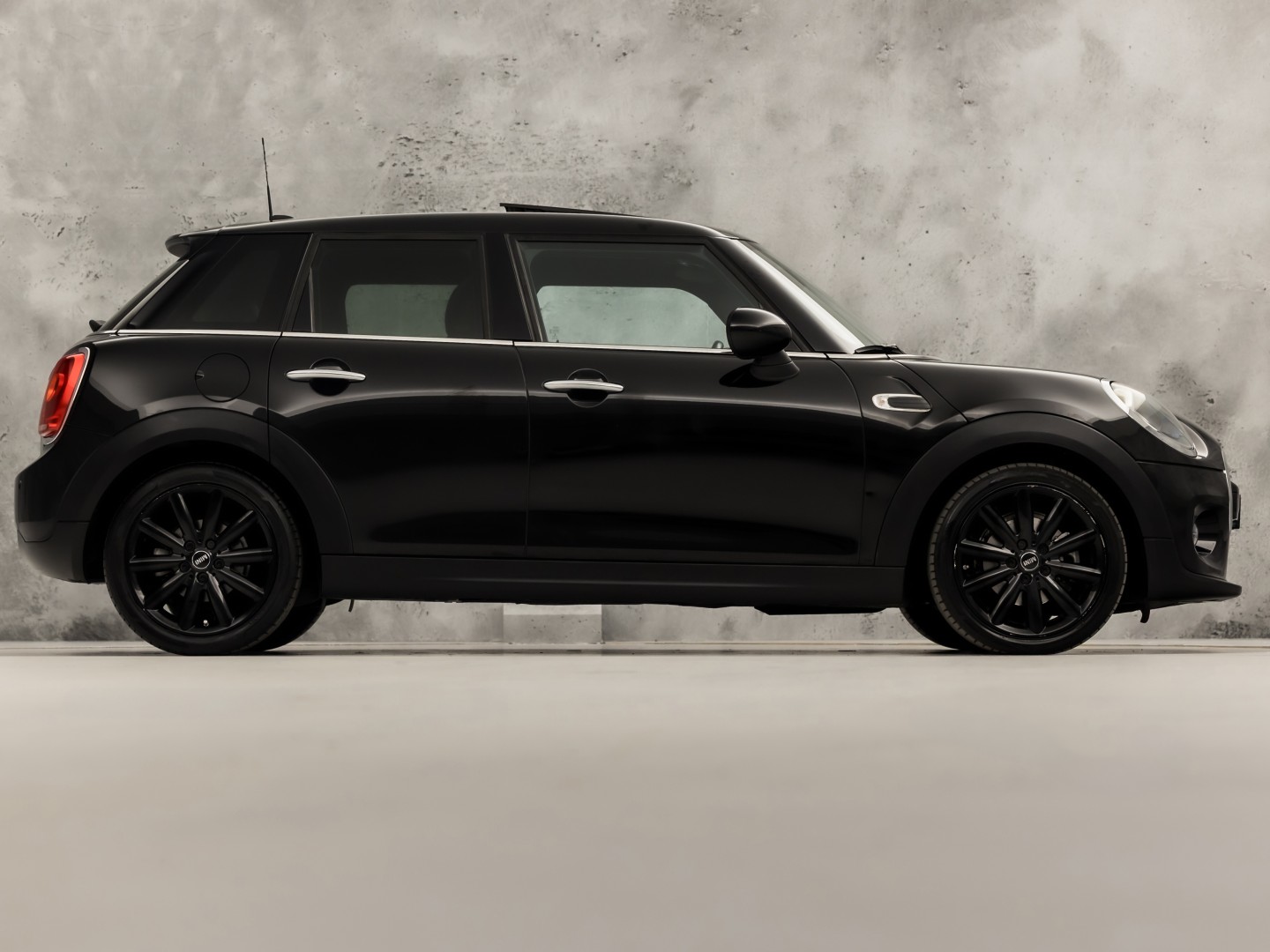 MINI 5-deurs 1.5 Cooper Chili Sport Automaat 136Pk (PANORAMADAK, 1e EIGENAAR, DEALER ONDERHOUDEN, 5 DEURS, NAVIGATIE, LEDER, SPORTSTOELEN, GETINT GLAS, PARKEERSENSOREN, NIEUWSTAAT)