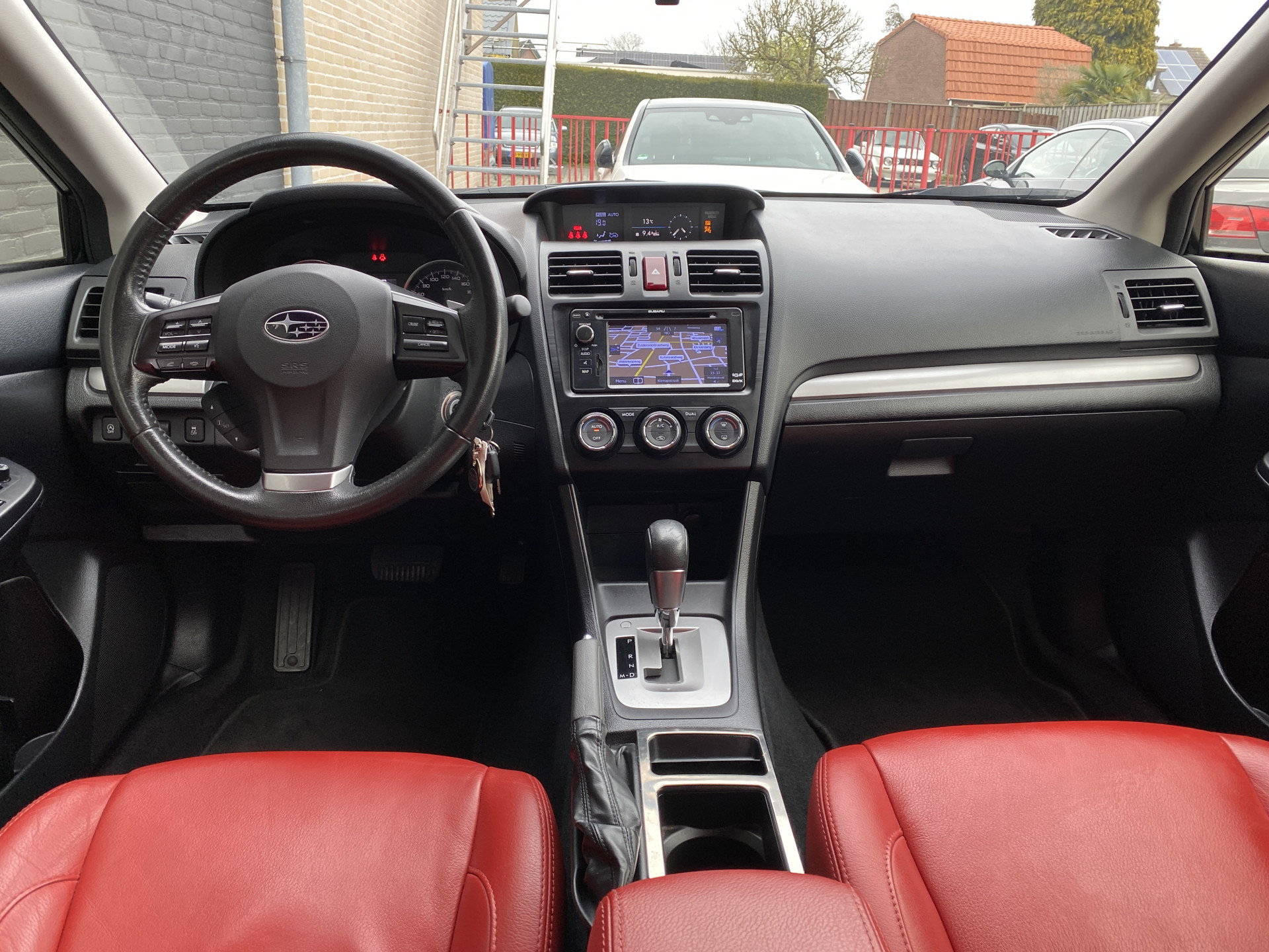 Subaru XV 2.0i Luxury AWD 150 pk AUT. | dealer onderhouden | navigatie | trekhaak | leder interieur | camera | all season banden