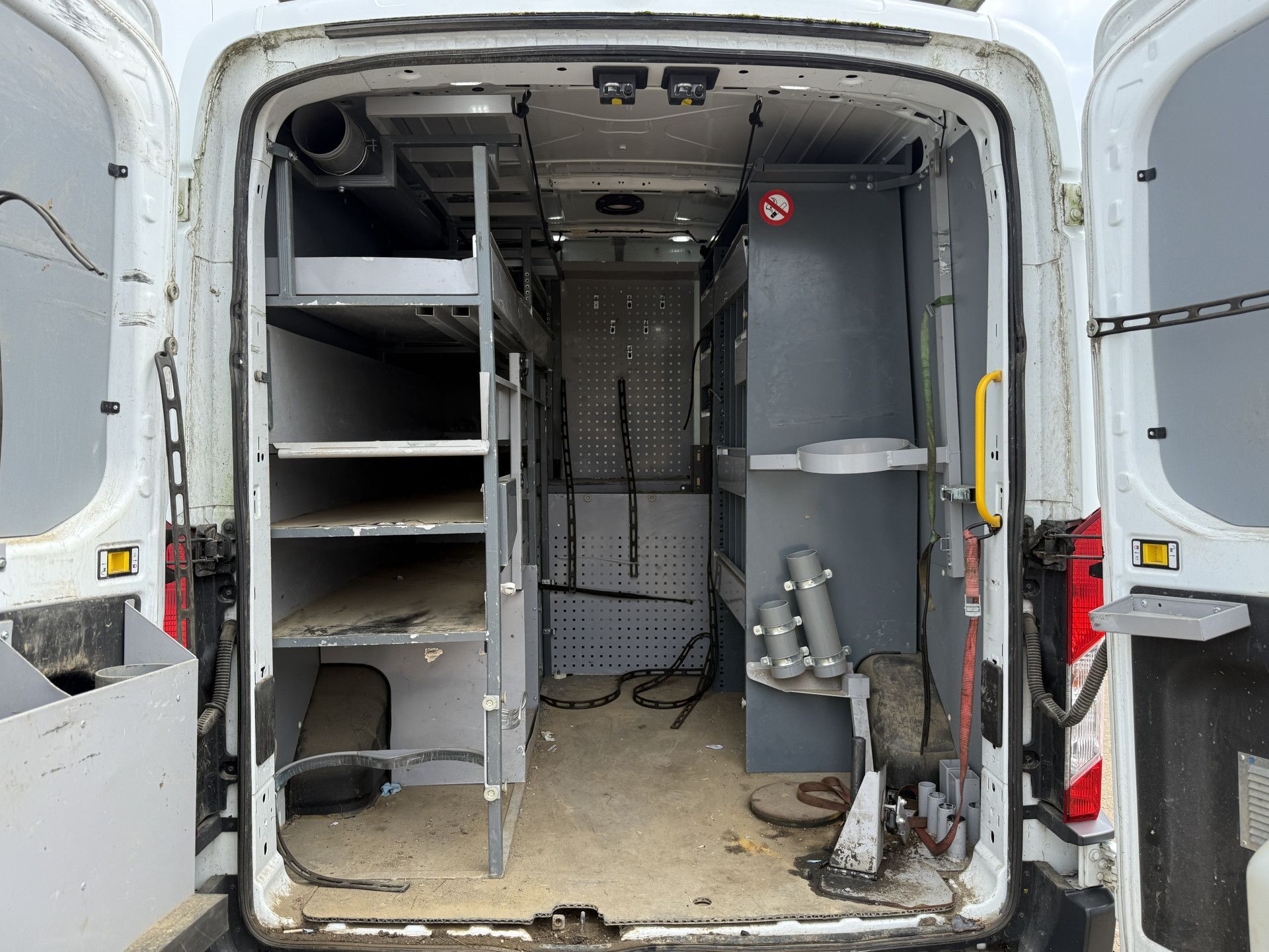 Ford Transit 2.0 TDCI 130PK L2H2 Airco Cruise Control Parkeersensoren Stoelverwarming Zwaailampen Kastwand Inbouw