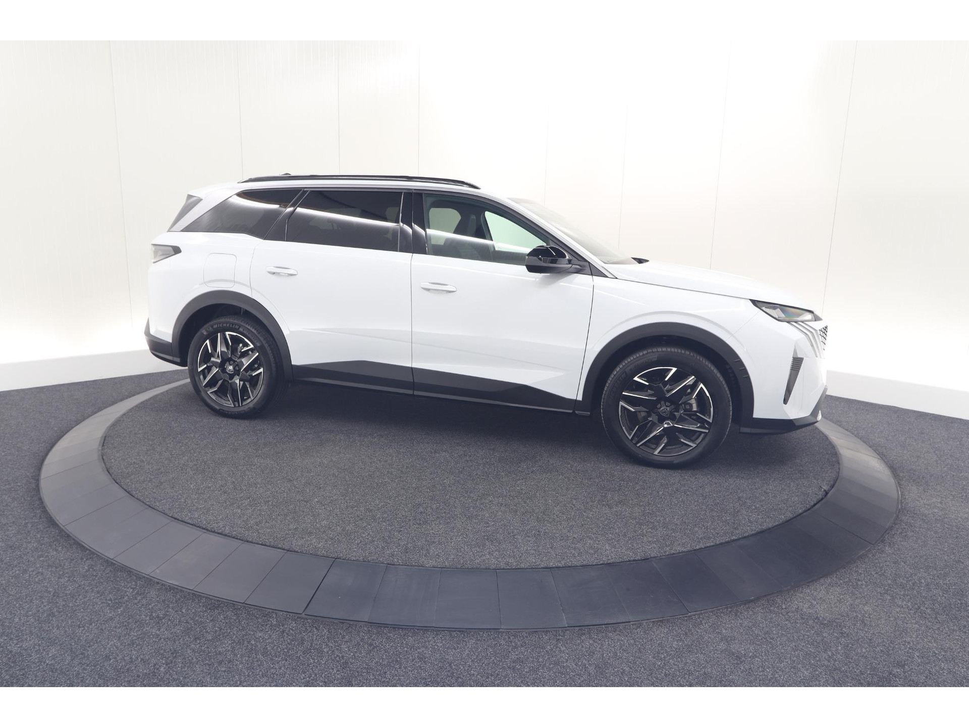 Peugeot 5008 Hybrid 136 e-DCS6 Allure | 7 Zitplaatsen | Camera | Stoelverwarming | Panoramic Navigation pack