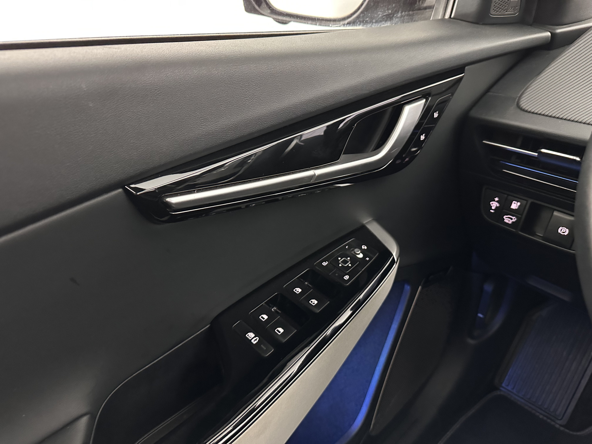 Kia EV6 GT-Line 77.4 kWh (3-Fase-11kW) {SOH-98%} (INCL-BTW) Aut. *HEATPUMP | PANO | HEAD-UP | LEATHER-ALCANTARA | ADAPTIVE-CRUISE | DIGI-COCKPIT | MERIDIAN-AUDIO | MEMORYPACK | FULL-LED | KEYLESS | TOPVIEW | DAB | BLINDSPOT | NAVI-FULLMAP |