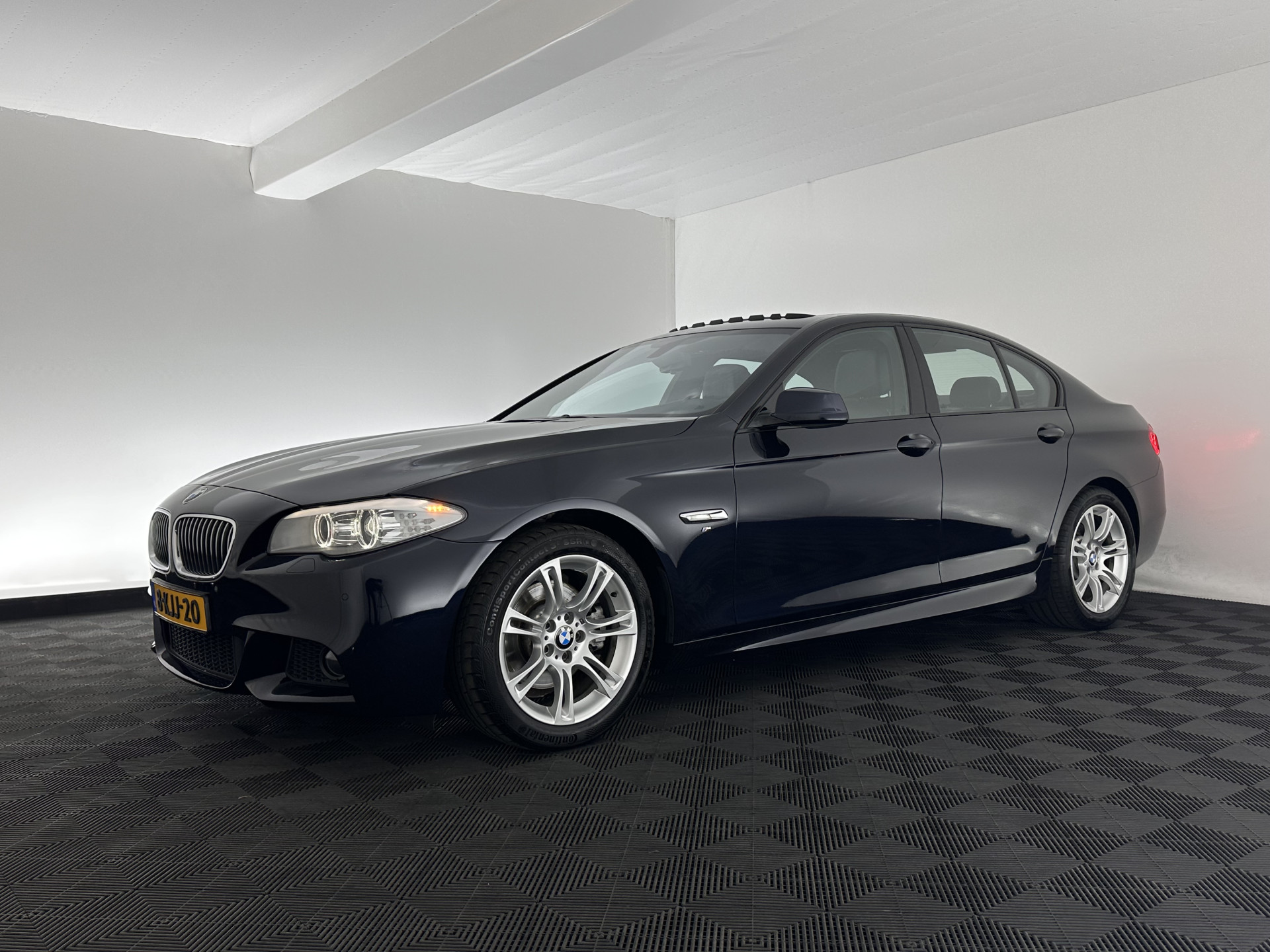 BMW 5-serie 520i M-Sportpack High Executive Aut. *PANO | LEATHER | XENON | HARMAN/KARDON | HEATED-SPORTSEATS | NAVI-FULLMAP | PRIVACY-GLASS | SHIFTPADDLES | ECC | PDC | CRUISE | 18''ALU*