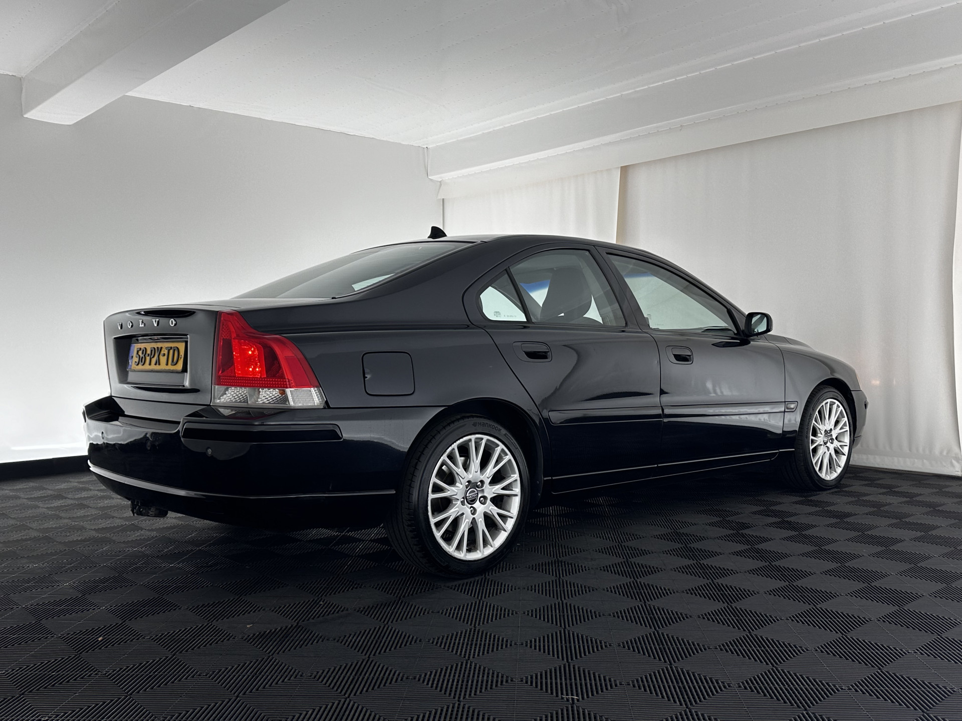 Volvo S60 2.4 D5 Momentum Aut.*NAVI-FULLMAP | LEATHER-FABRIC | ECC | CRUISE | PDC | TOWBAR | HEATED-COMFORTSEATS | 17"ALU*