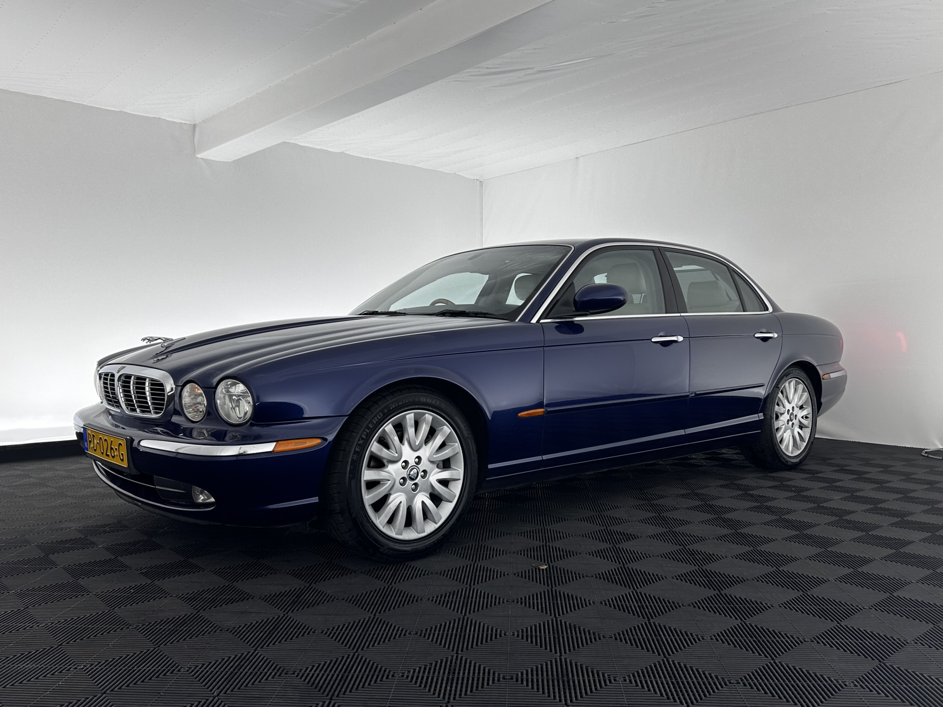 Jaguar XJ 3.5 V8 Executive [ Right-Hand-Drive ] Aut. *LEATHER | BI-XENON | ECC | WOODEN-INLAY | HEATED-COMFORTSEATS | MEMORY-PACK | JAGUAR-AUDIO | PDC | CRUISE | 18"ALU*