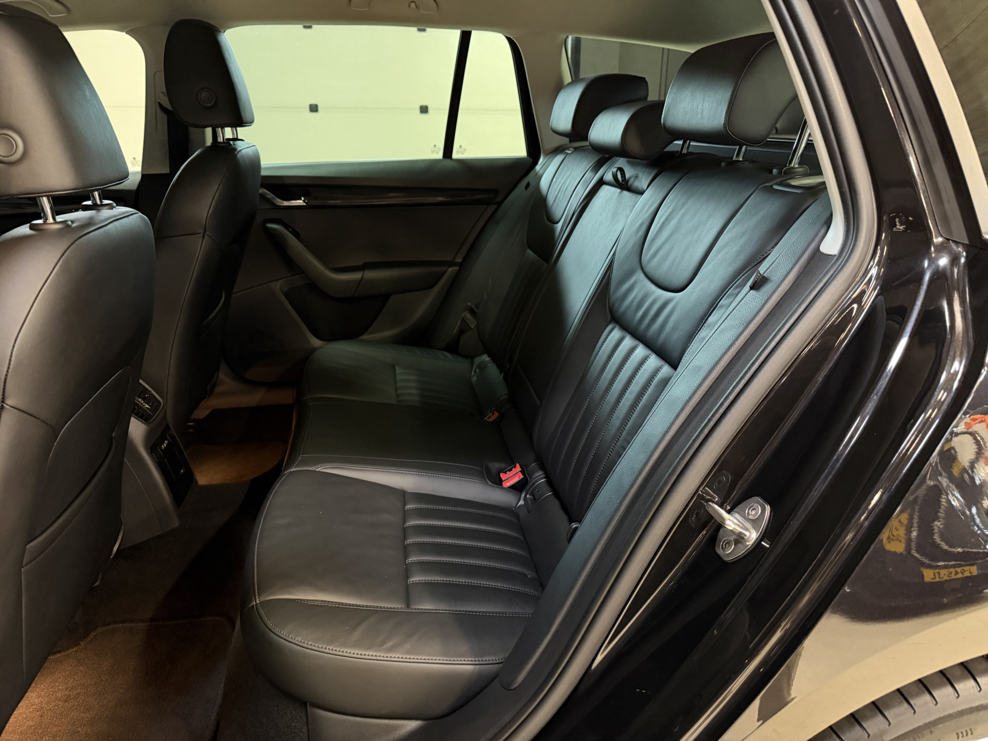 ŠKODA Octavia Combi 2.0 TSI 191PK Style Business | Leder | Adaptive cruise | Afn. trekhaak | Camera | Carplay | Dealer onderhouden