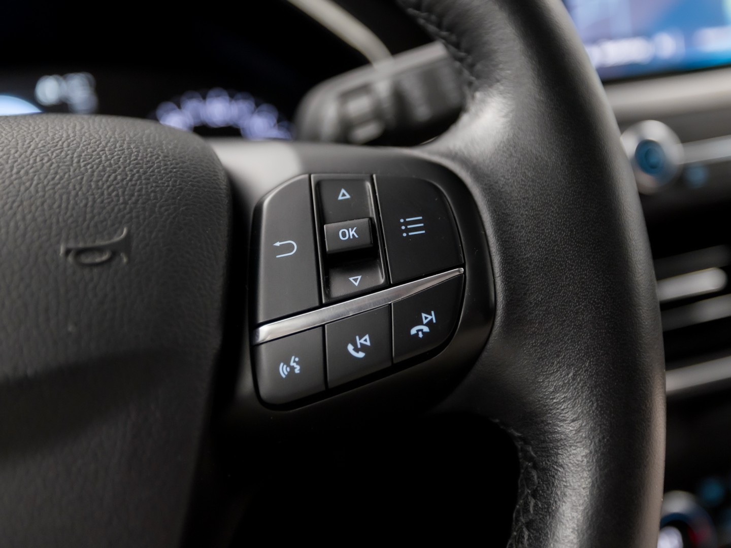 Ford Focus Wagon 1.0 EcoBoost Titanium Sport (APPLE CARPLAY, GROOT NAVI, STUUR/STOELVERWARMING, KEYLESS, SPORTSTOELEN, GETINT GLAS, LM VELGEN, CRUISE, NIEUWSTAAT)