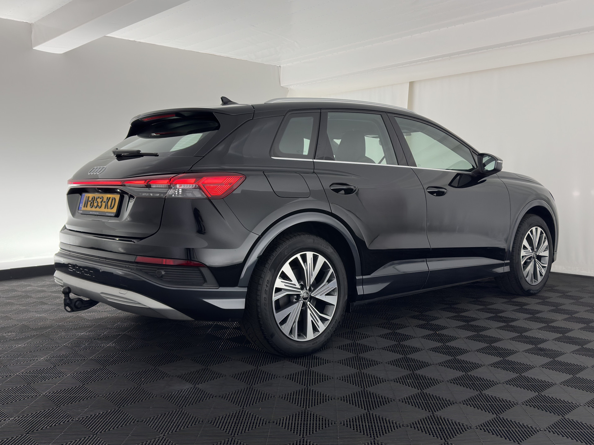 Audi Q4 e-tron 40 Launch Edition Advanced 77 kWh [ 3-Fase ] {SOH-88%} (INCL-BTW) *MATRIX-LED | NAVI-FULLMAP | KEYLESS | CAMERA | DIGI-COCKPIT | DAB | AMBIENT-LIGHT | HEATED-SPORTSEATS | TOWBAR | 19''ALU*