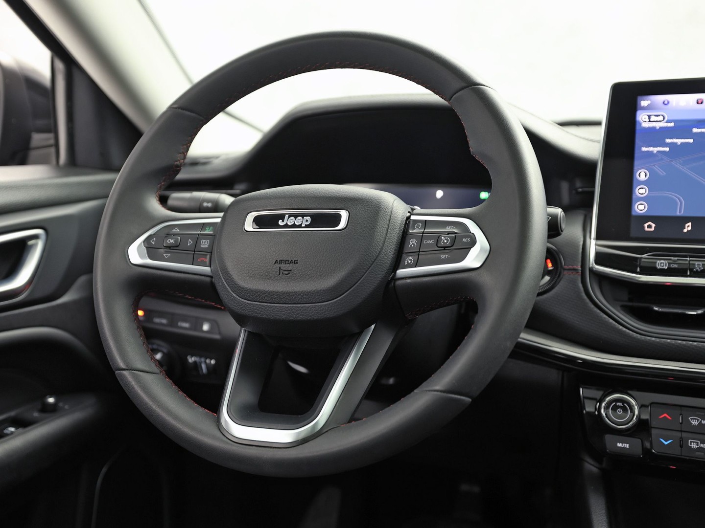 Jeep Compass 4xe 240 Plug-in Hybrid Electric Trailhawk 240Pk Automaat (PANORAMADAK, VIRTUAL COCKPIT, APPLE CARPLAY, GROOT NAVI, CAMERA, SPORTSTOELEN, GETINT GLAS, ADAPTIVE CRUISE, NIEUWSTAAT)