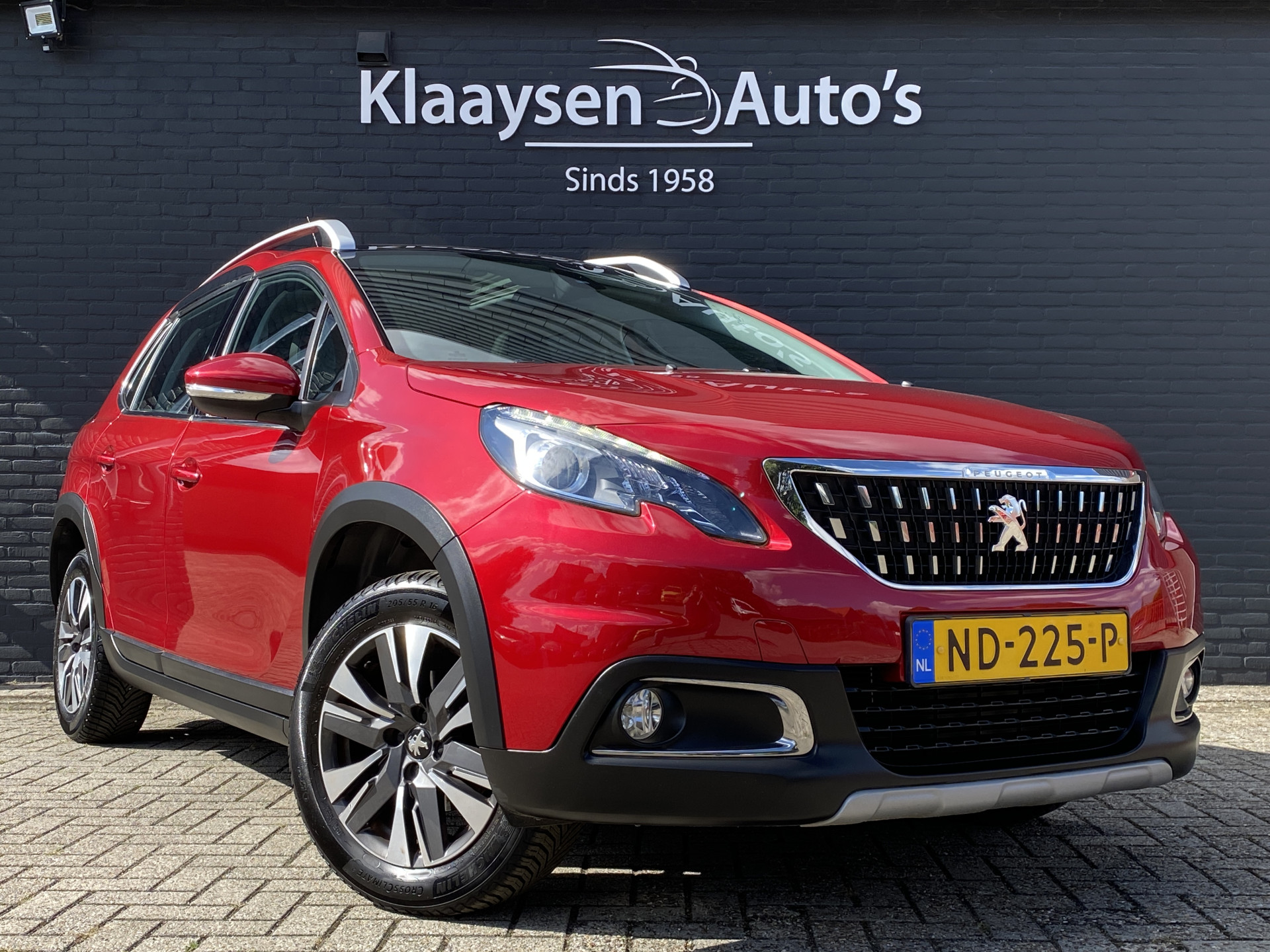 Peugeot 2008 1.2 PureTech Allure AUT. | dealer onderh. | panoramadak | trekhaak | navigatie | cruise control | all season banden