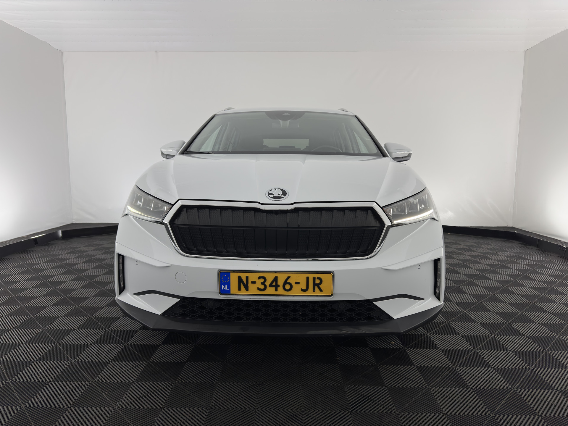 ŠKODA Enyaq iV 80 {SOH-90%} [ 3-Fase ] (INCL-BTW) *LEATHER-FABRIC | FULL-LED | DIGI-COCKPIT | CAMERA | KEYLESS | NAVI-FULLMAP | AMBIENT-LIGHT | ECC | HEATED-COMFORTSEATS | DAB+ | PDC | CRUISE | CARPLAY | TOWBAR | 19"ALU*