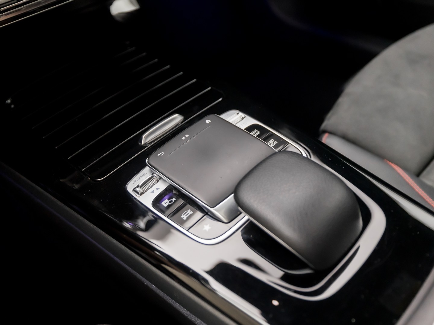 Mercedes-Benz A-Klasse 250 AMG Sport 224Pk Automaat (PANORAMADAK, MEMORY SEATS, 360 CAMERA, BURMESTER, GROOT NAVI, SFEERVERLICHTING, WIDESCREEN, ADAPTIVE CRUISE, NIEUWSTAAT)