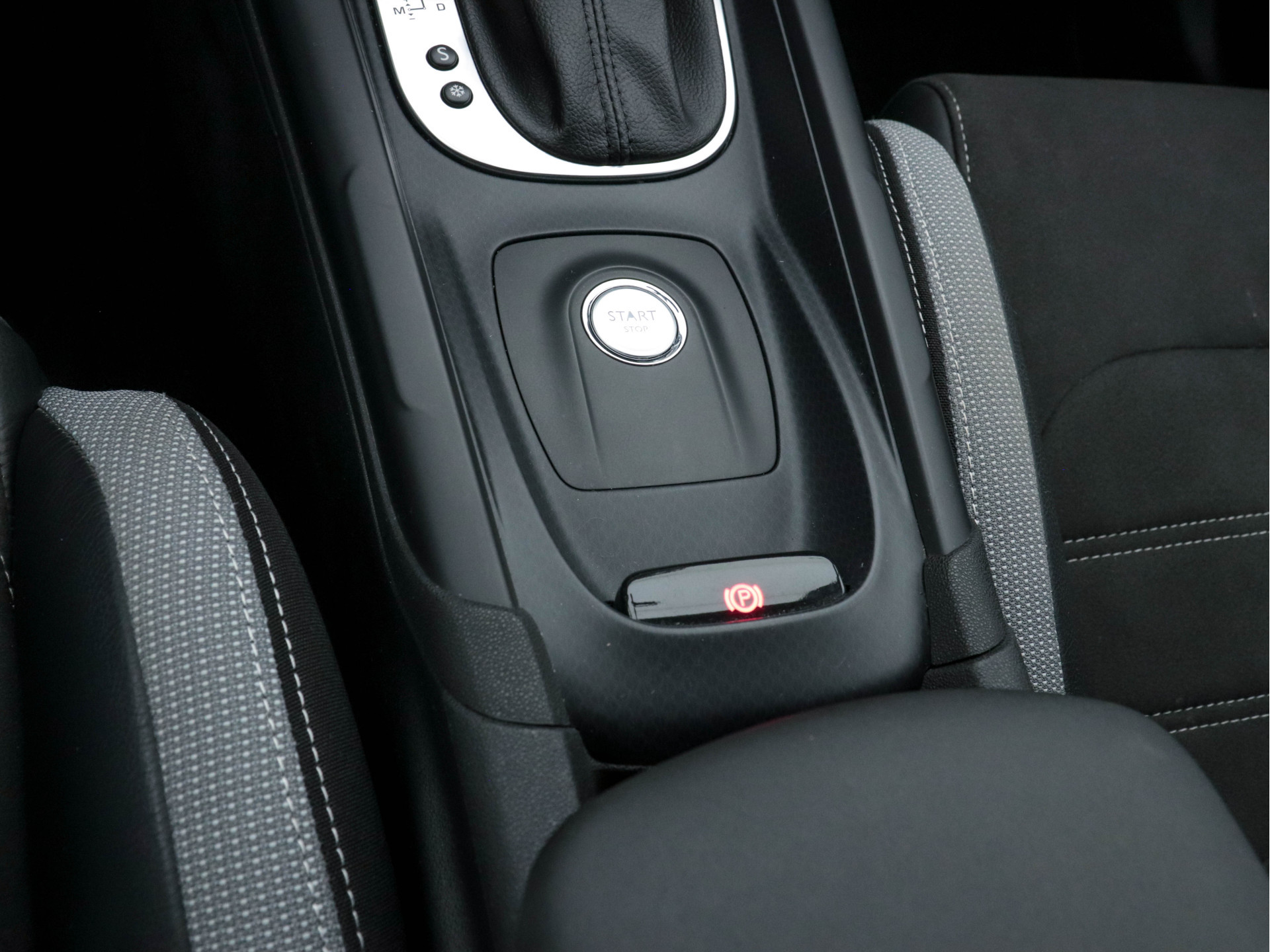 DS 4 Crossback 1.6 BlueHDi Business-Pack Aut. *NAVI-FULLMAP | FULL-LED | LEATHER-MICROFIBRE | DAB+ | ECC | PDC | CRUISE | KEYLESS | PRIVACY-GLASS | SPORT-SEATS | TOWBAR | 16"ALU*