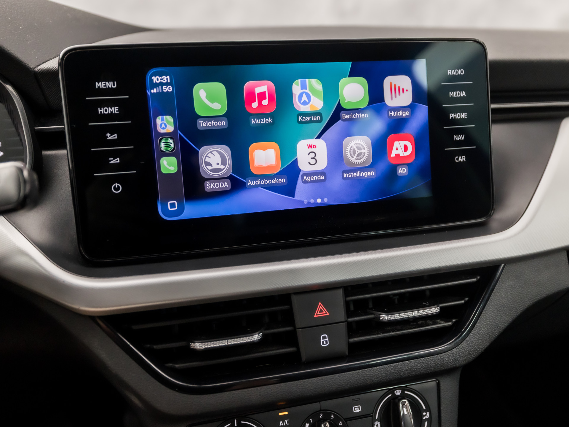 Škoda Kamiq 1.0 TSI Sport (VIRTUAL COCKPIT, APPLE CARPLAY, GROOT NAVI, TREKHAAK, PARKEERSENSOREN, SPORTSTOELEN, GETINT GLAS, CRUISE, NIEUWE APK, NIEUWSTAAT)