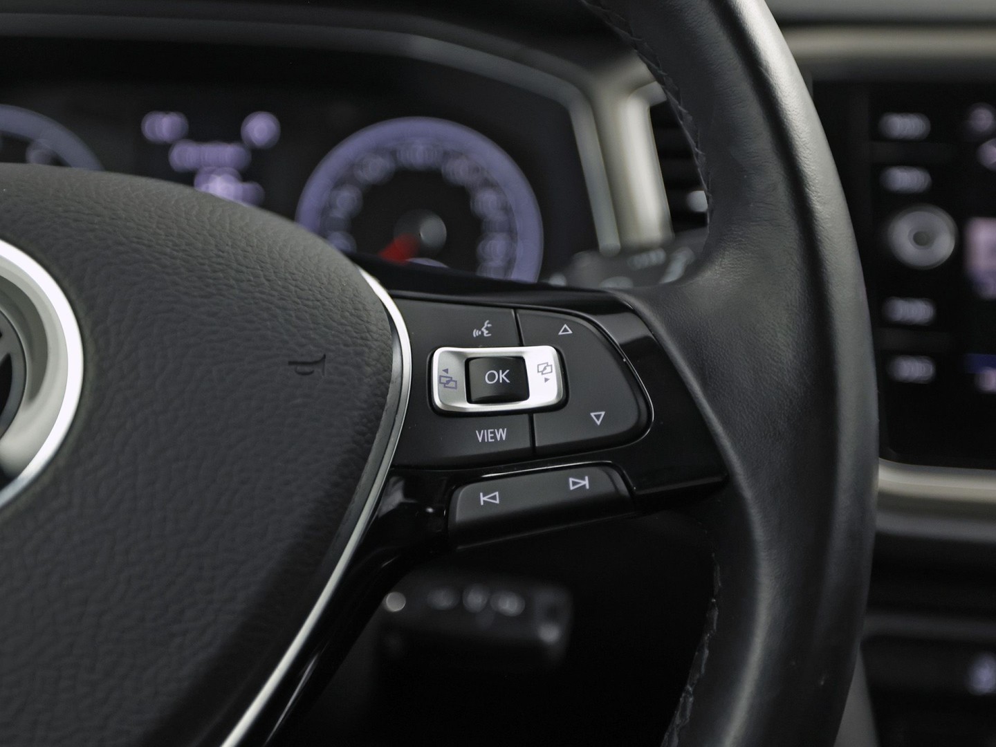 Volkswagen T-Roc 1.0 TSI Sport (APPLE CARPLAY, 1e EIGENAAR, GROOT NAVI, LM VELGEN, SPORTSTOELEN, PARKEERSENSOREN, ADAPTIVE CRUISE, NIEUWSTAAT)