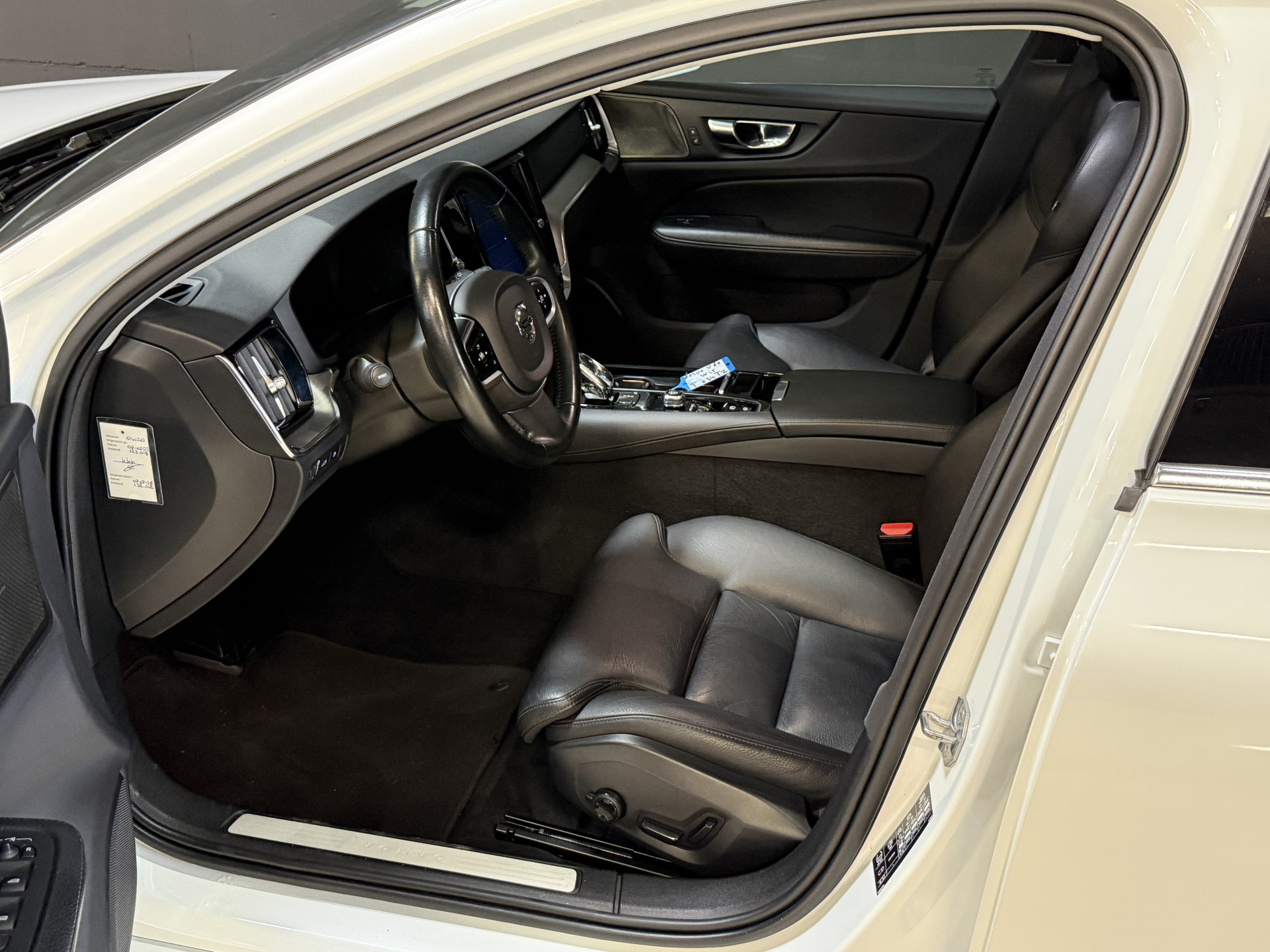 Volvo V60 2.0 T8 Twin Engine AWD Inscription | Panoramadak | 360 camera | Harman/Kardon | Adaptive cruise | Stoelverwarming