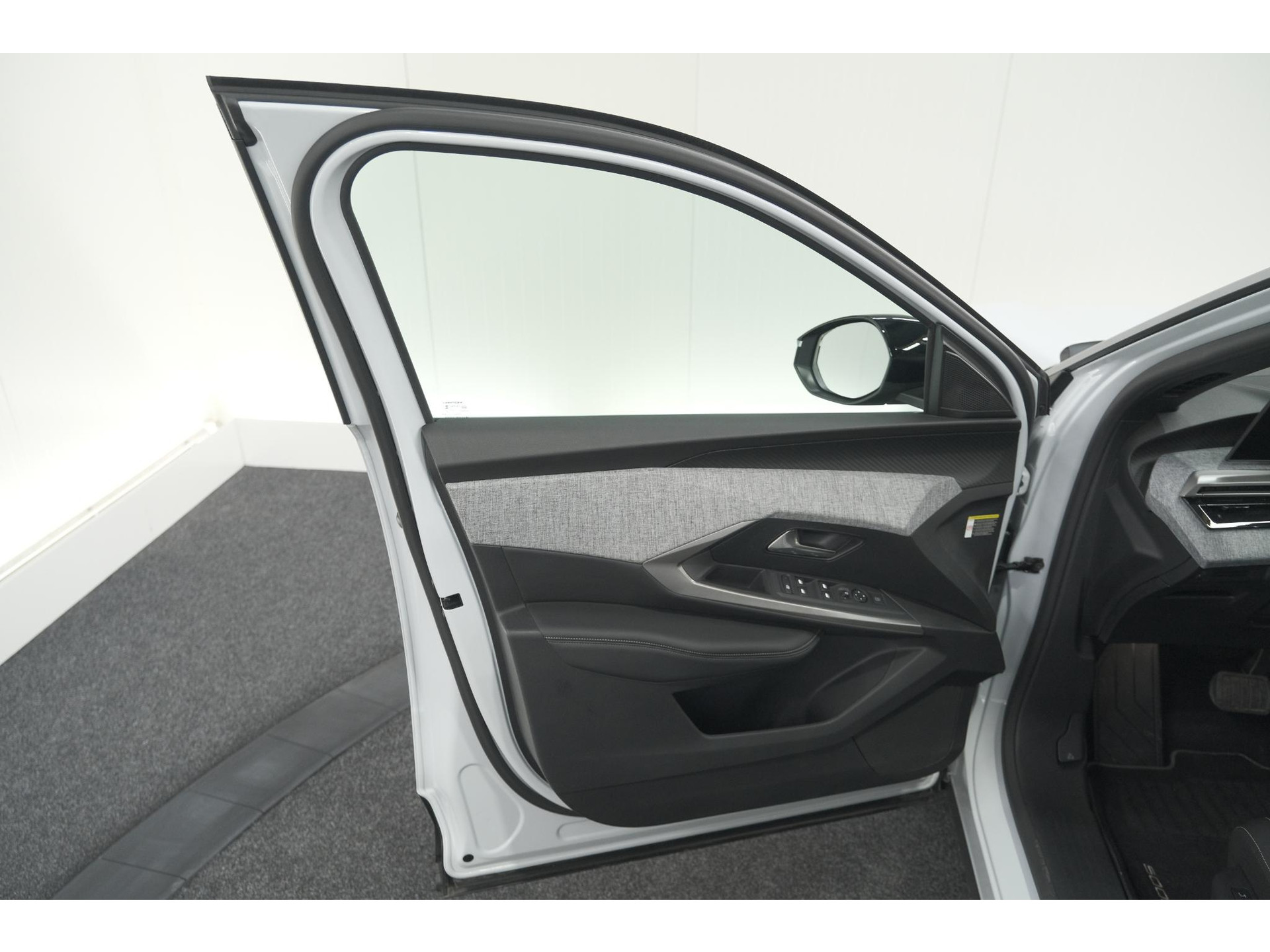 Peugeot 5008 Hybrid 136 e-DCS6 Allure | 7 Zitplaatsen | Camera | Stoelverwarming | Panoramic Navigation pack