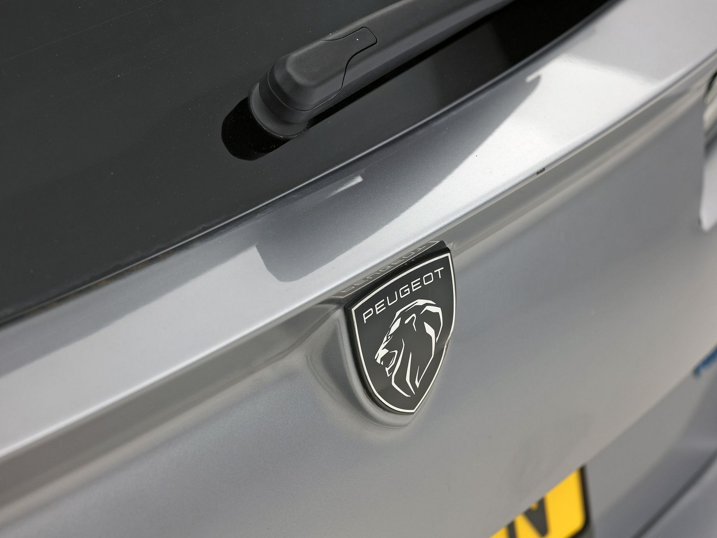 Peugeot 308 SW 1.6 Plug-in Hybrid 180 Allure 180Pk Automaat (APPLE CARPLAY, GROOT NAVI, 360 CAMERA, LEDER, SPORTSTOELEN, GETINT GLAS, ADAPTIVE CRUISE, KEYLESS, NIEUWSTAAT)