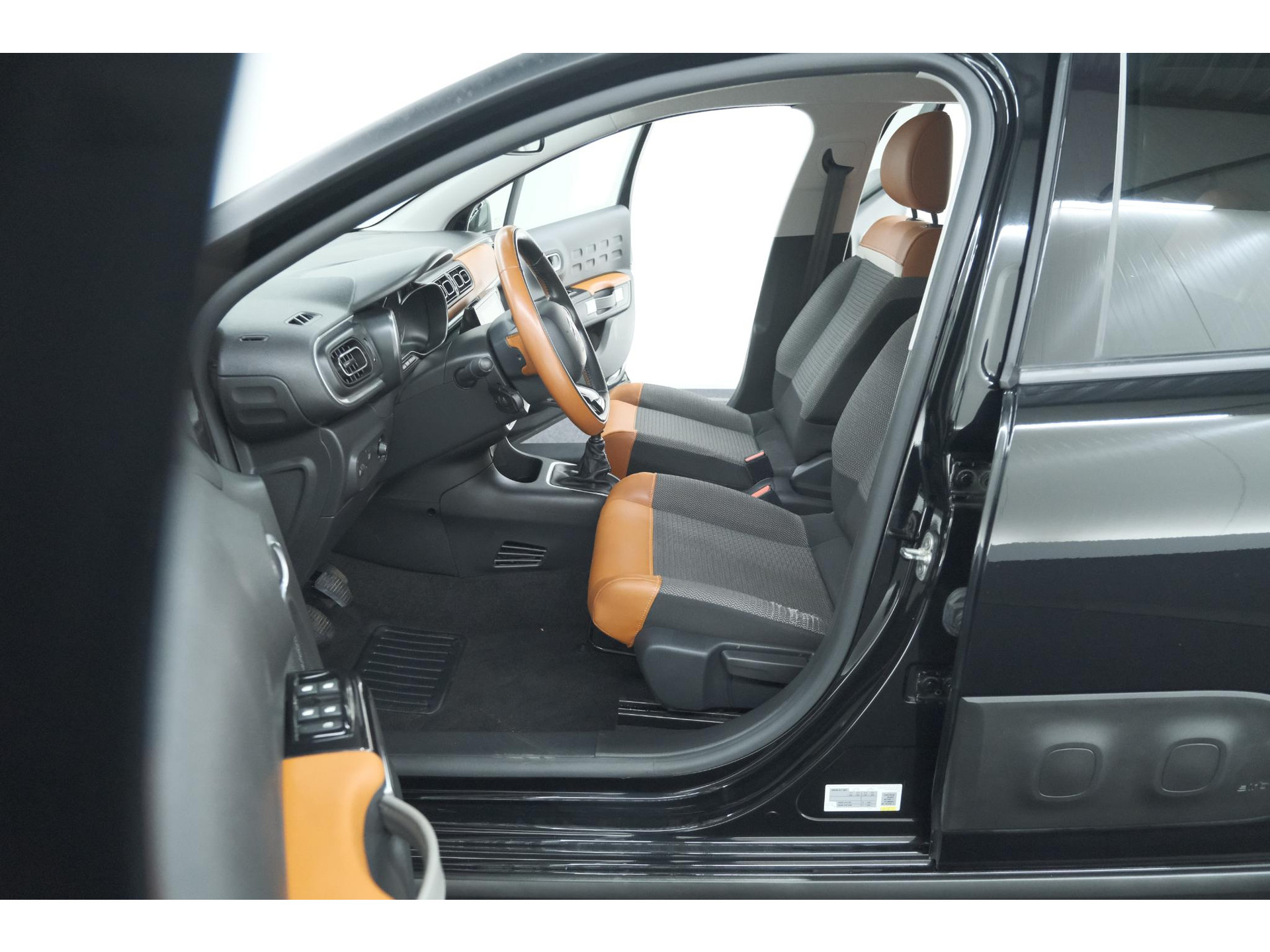 Citroen C3 PureTech 110 S&S Shine | Trekhaak | Parkeersensoren | Navigatie | Apple Carplay