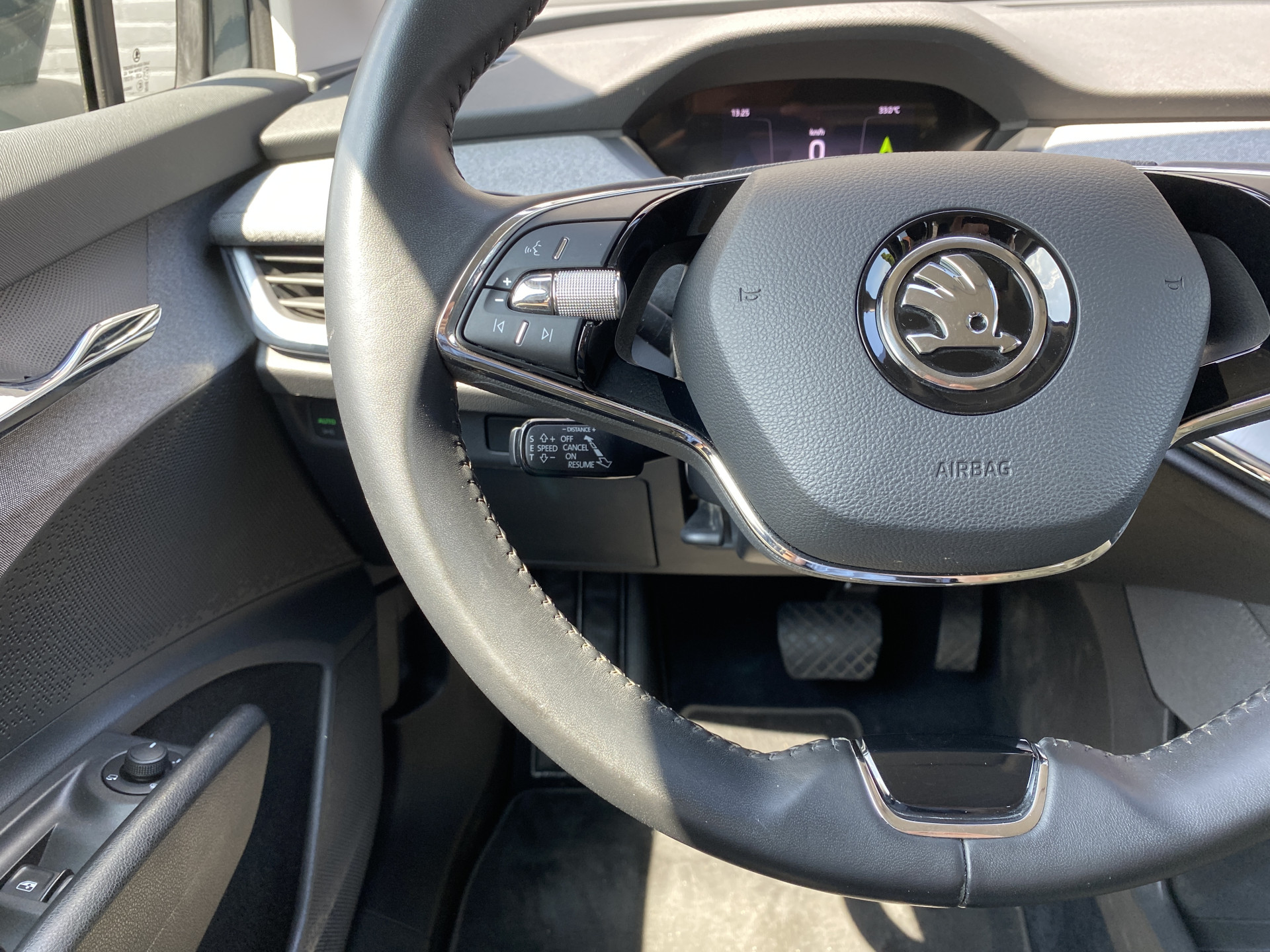 ŠKODA Enyaq iV 60 | 1e eigenaar | dealer onderhouden | navigatie | trekhaak | camera | stoelverwarming | apple carplay