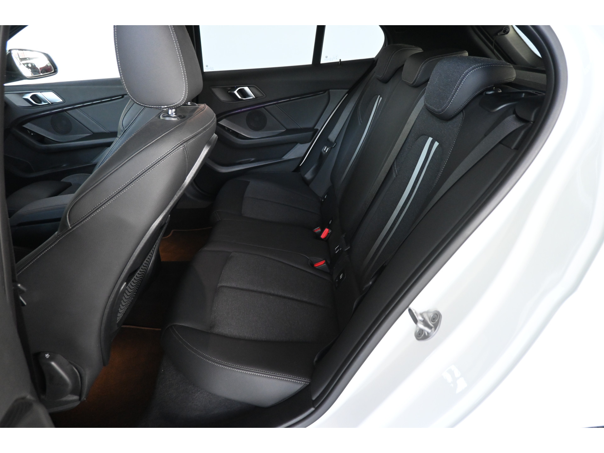BMW 1-serie 118i High Executive Automaat Clima Virtual Cockpit LED Stoelverwarming CarPlay 100% Onderhouden! Inruil mogelijk!